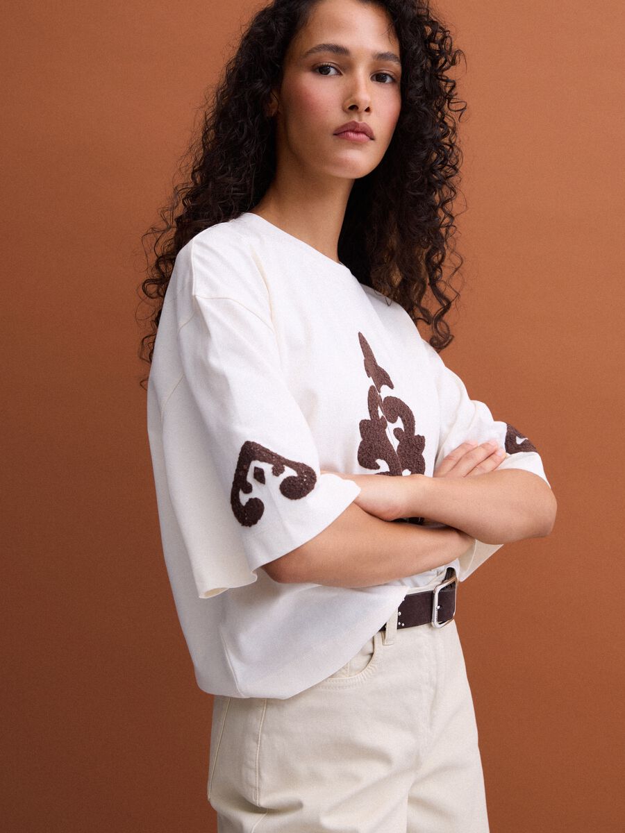T-shirt beige in puro cotone con ricami regular fit_2