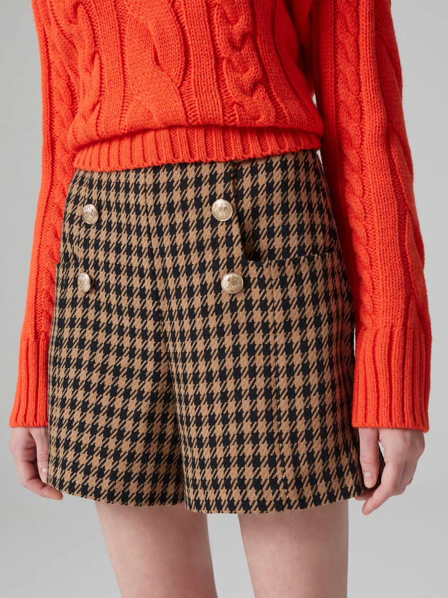 Shorts pied de poule con bottoni dorati_1