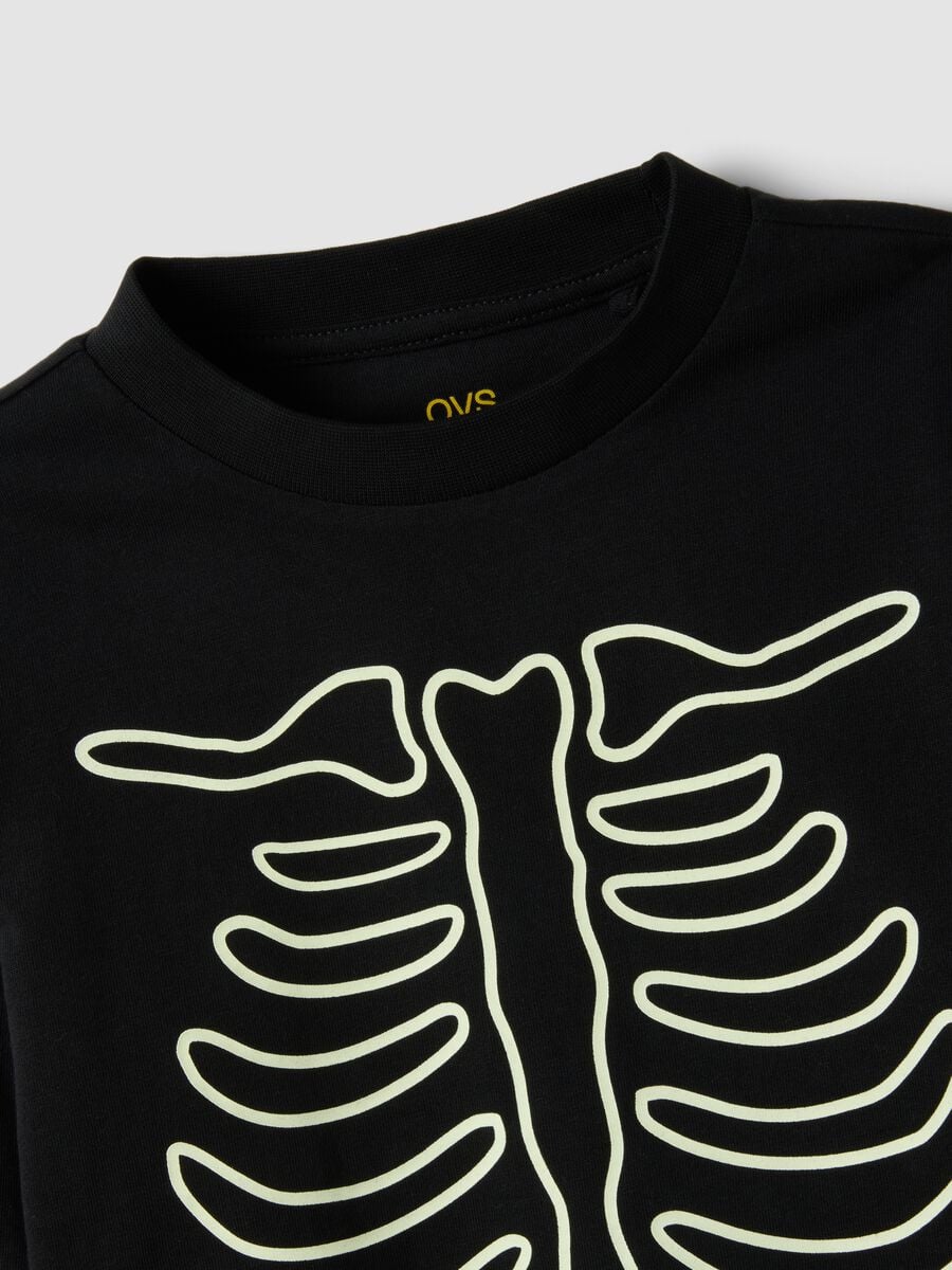 T-shirt nera in puro cotone con girocollo e stampa scheletro_7