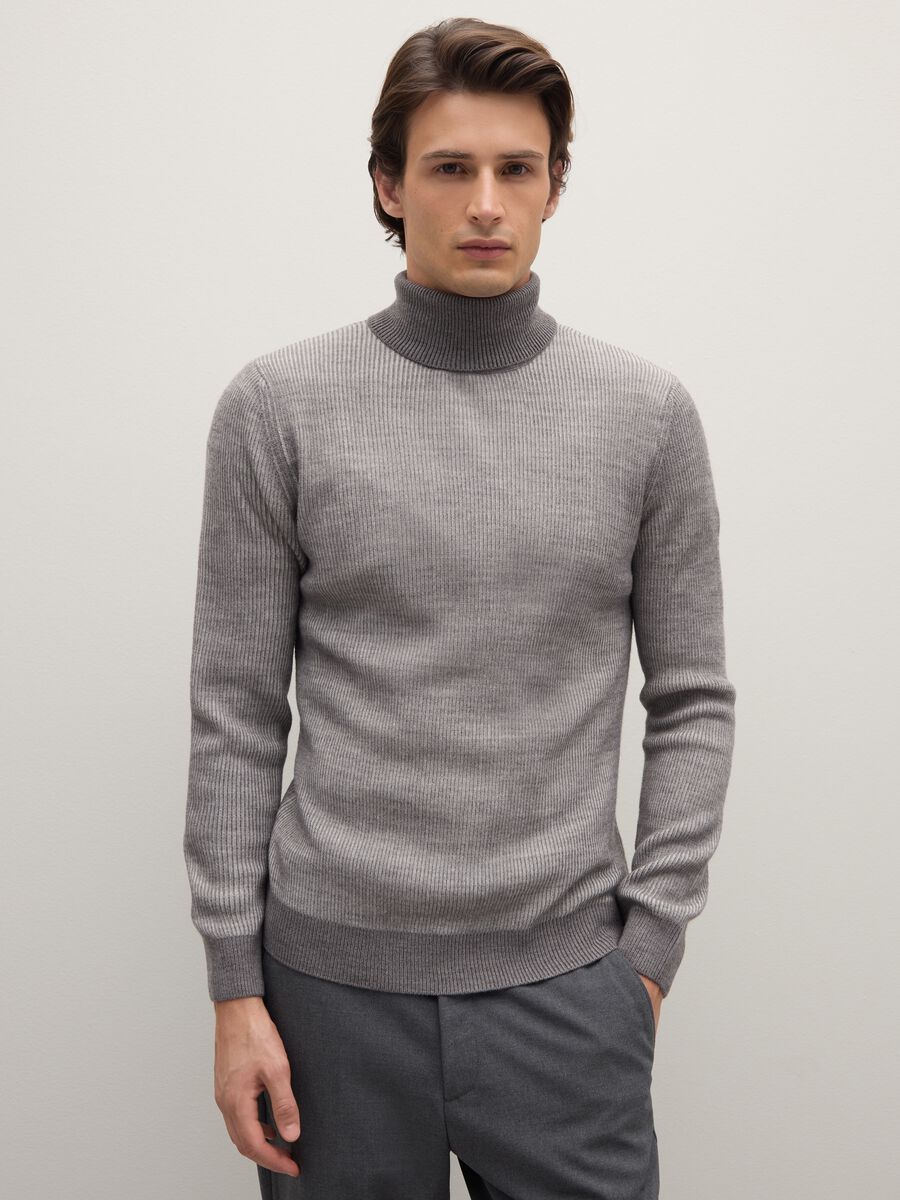 Grey ribbed turtleneck sweater_0