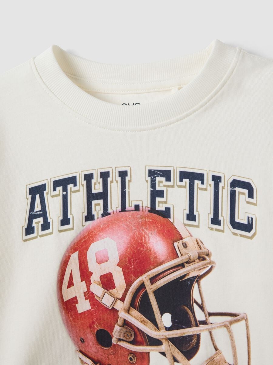 T-shirt bianca in misto cotone e viscosa con stampa college per bambino_2