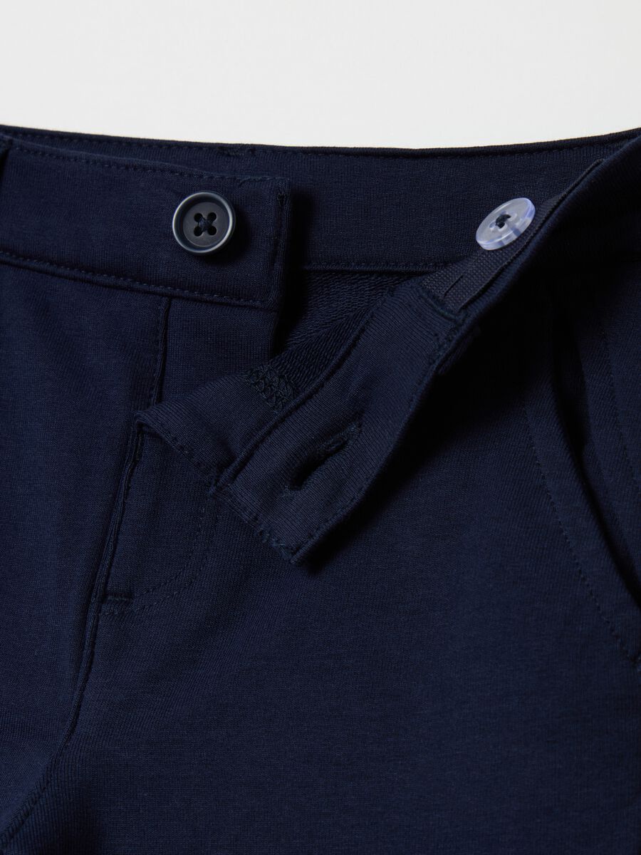 Slim-fit chinos with pockets_2