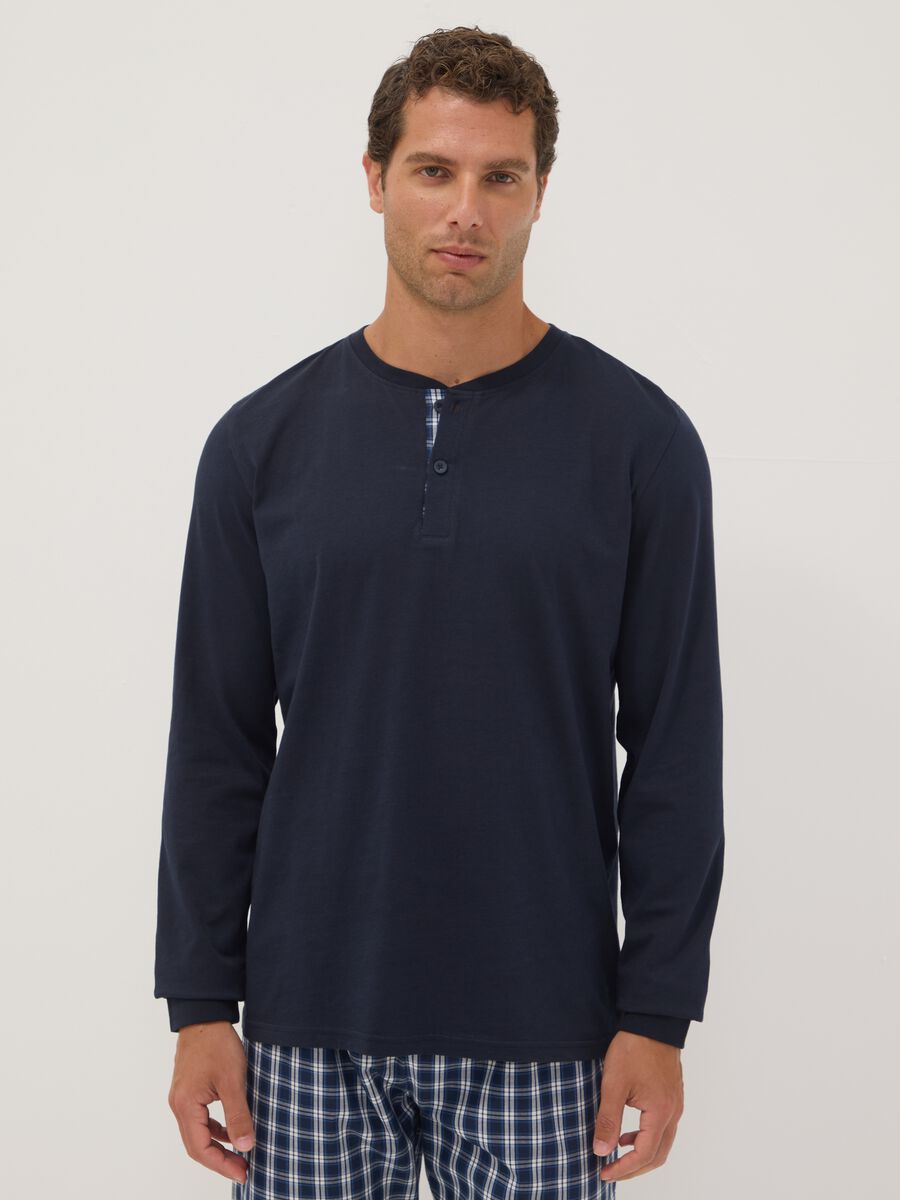 Pigiama blu in puro cotone organico con collo serafino regular fit_1
