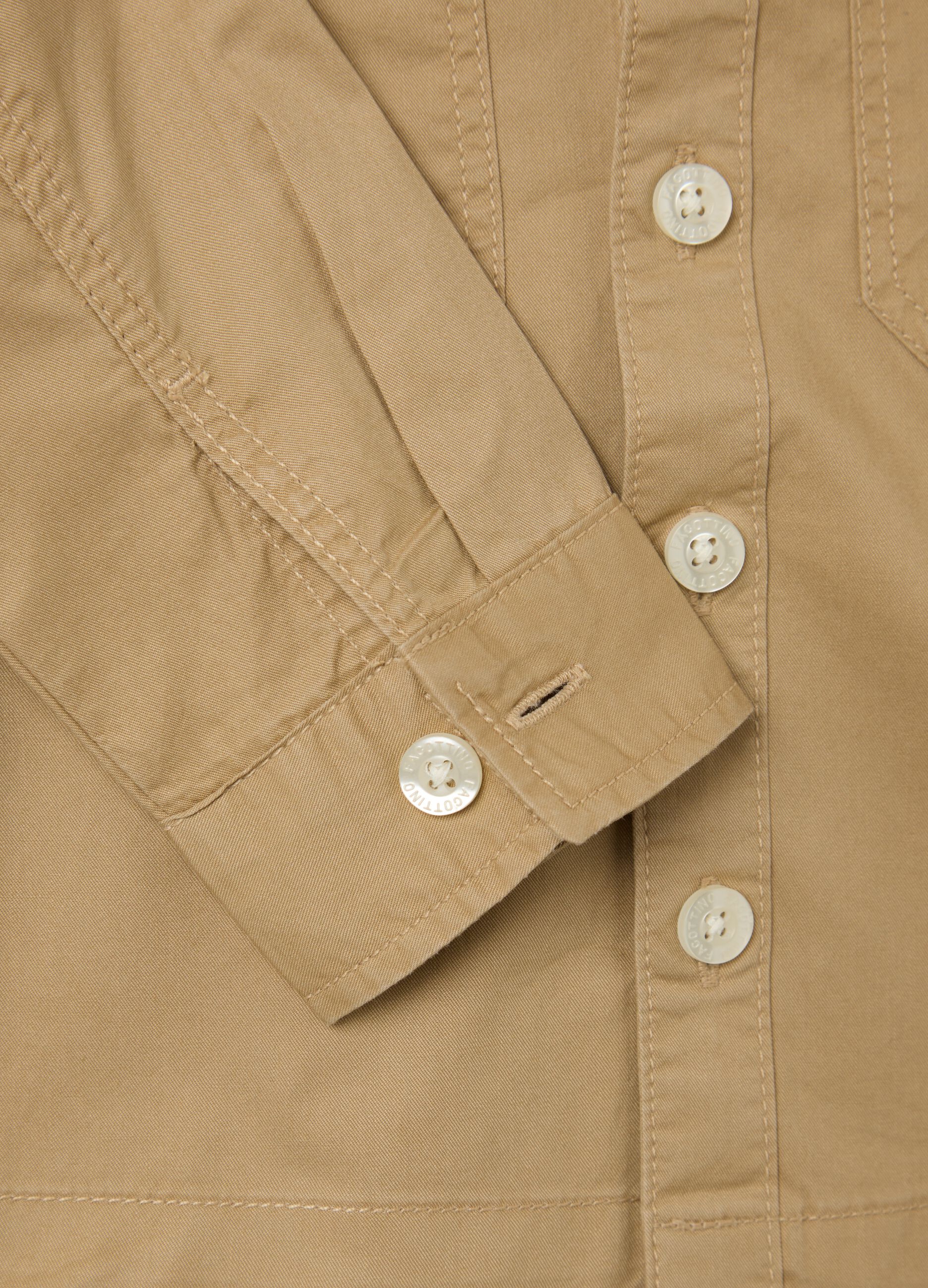 Camicia beige in cotone con tasche e ricamo palme