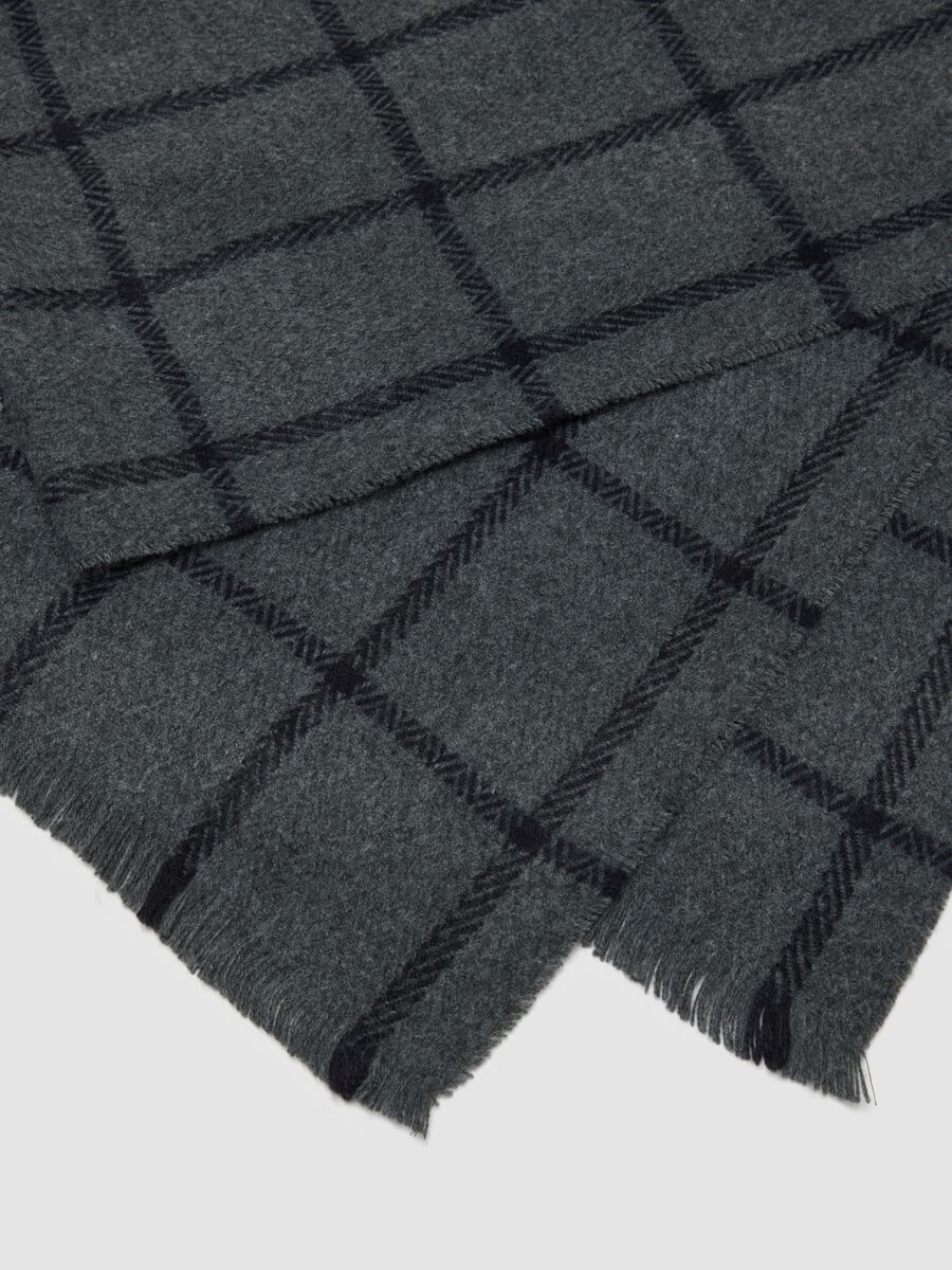 Dark Grey Checked Scarf with Fringes_2