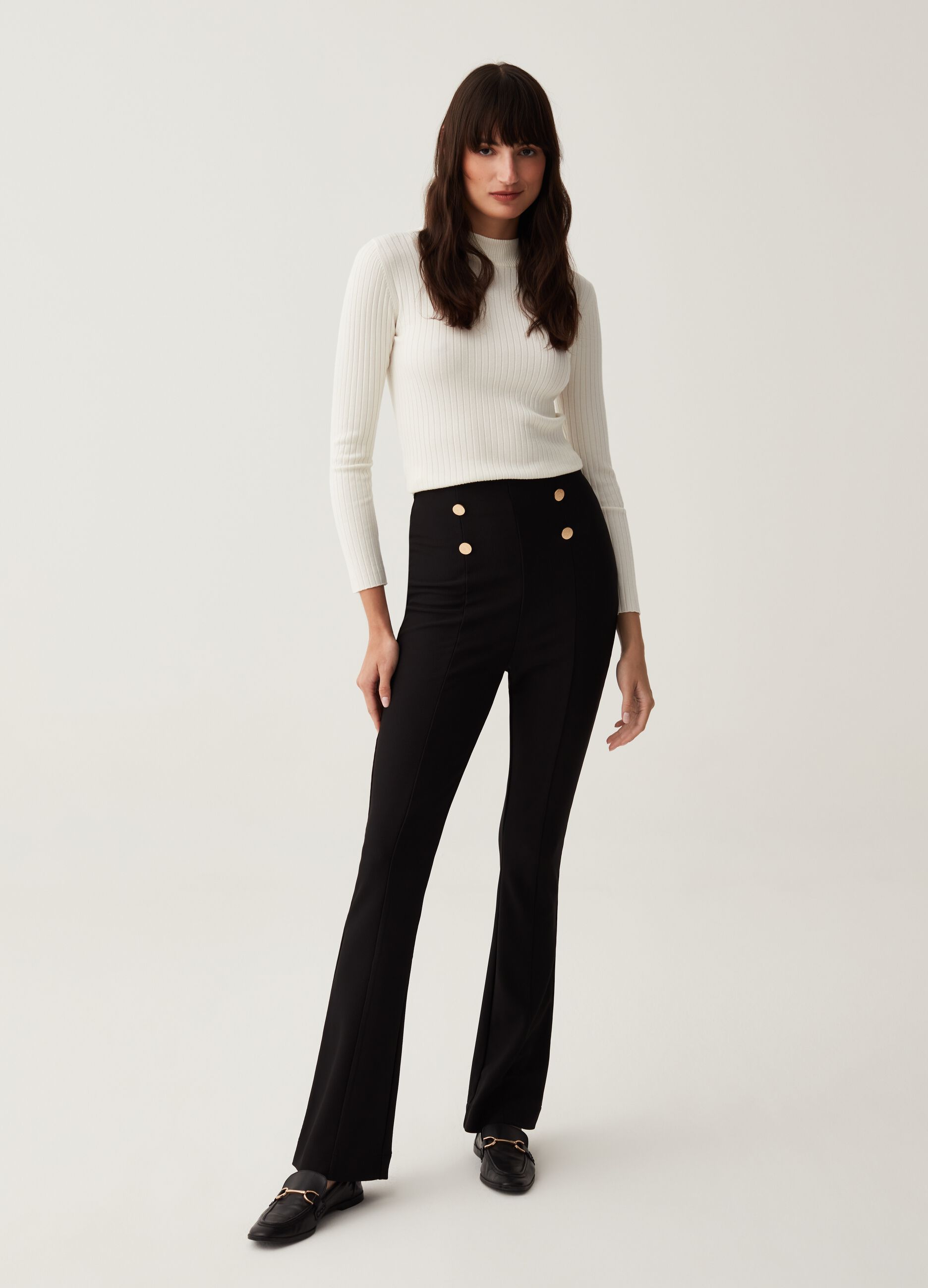 Pantaloni flare fit con bottoni dorati