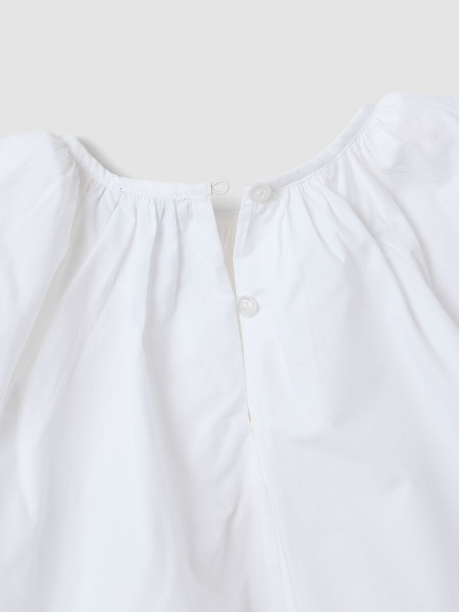 Blusa bianca in puro cotone con ricami e scollo arricciato per bambina_2