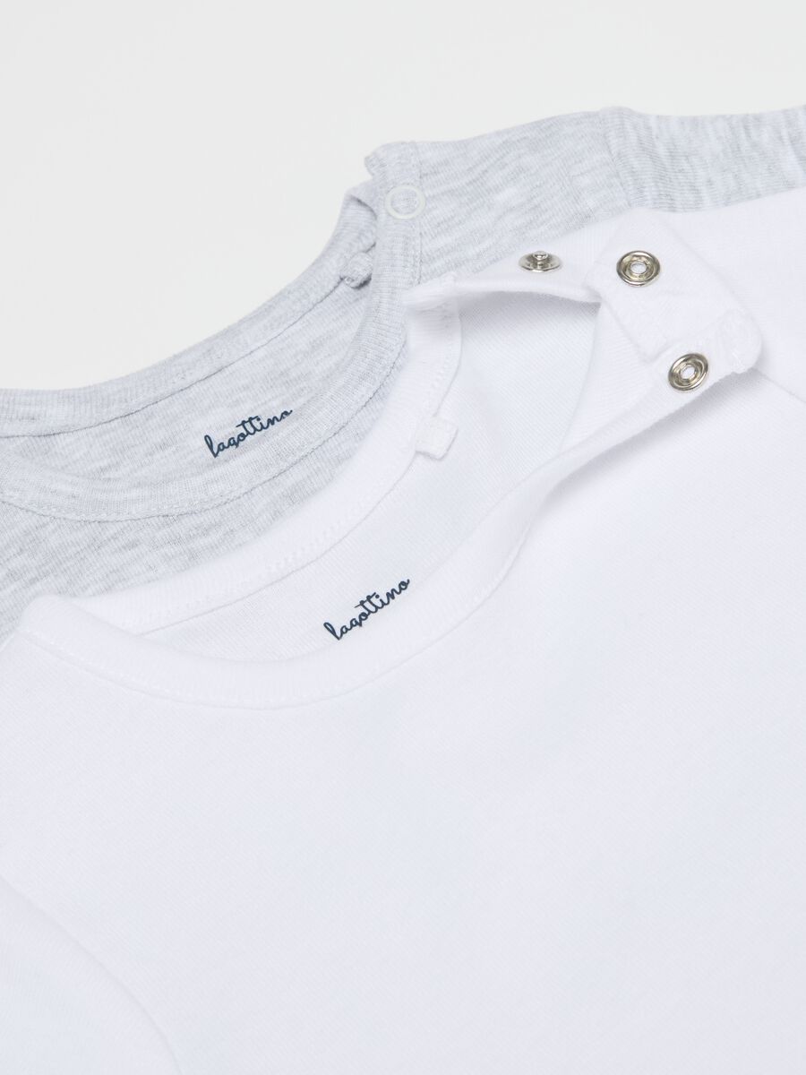 Three-pack short-sleeved bodysuits in cotton_2