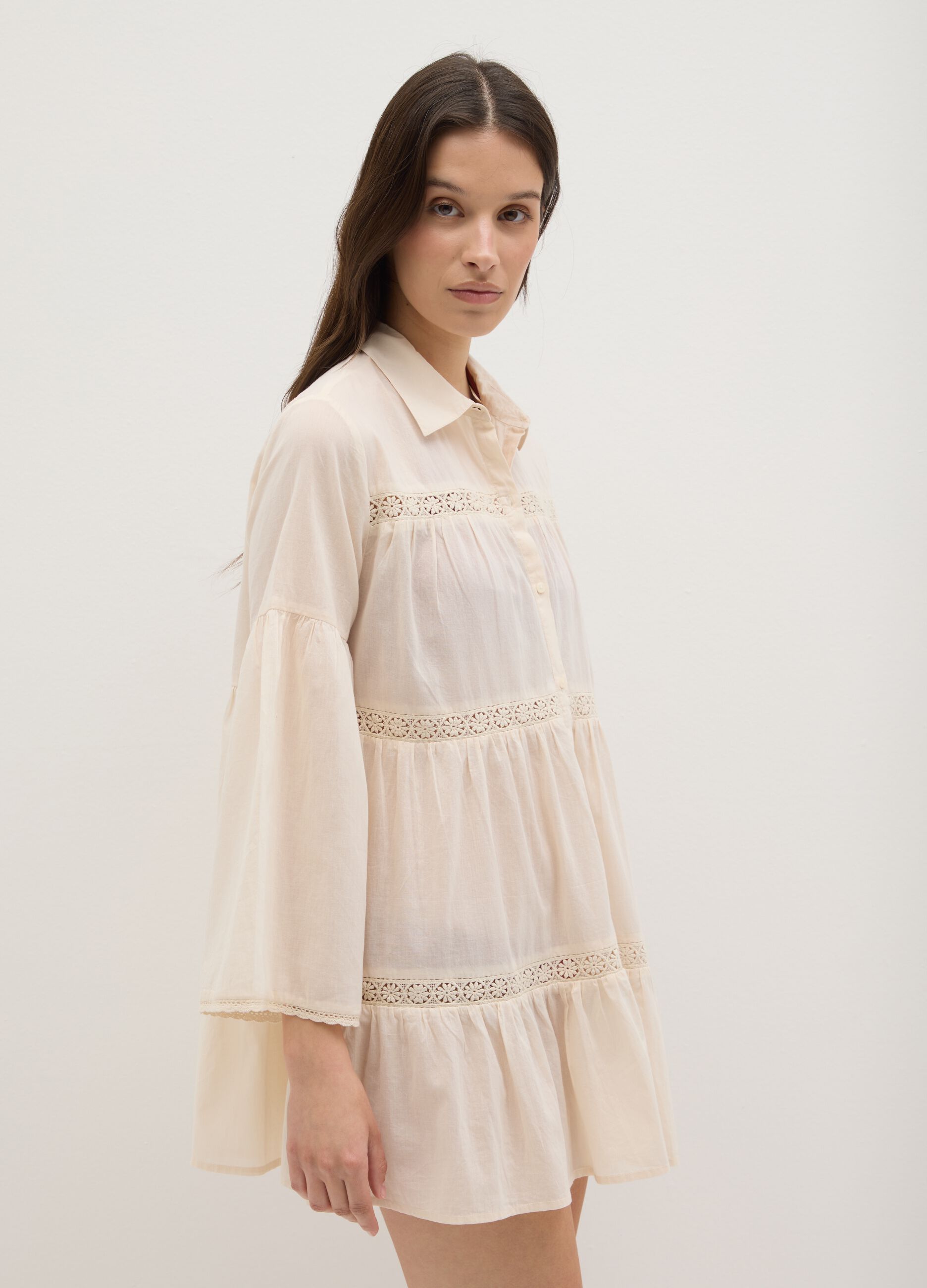 Copricostume corto da donna in puro cotone beige con dettagli ricamati