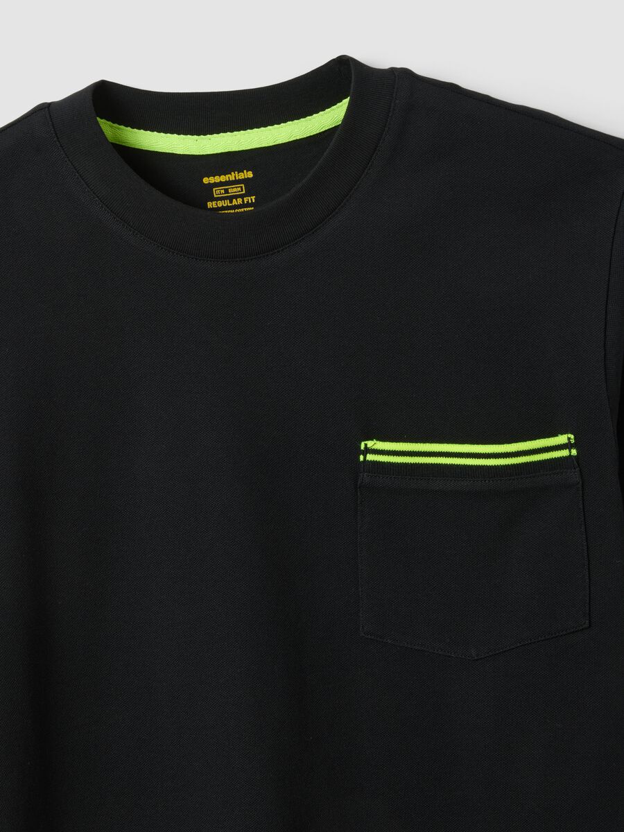 Black short-sleeve stretch cotton T-shirt with chest pocket_5