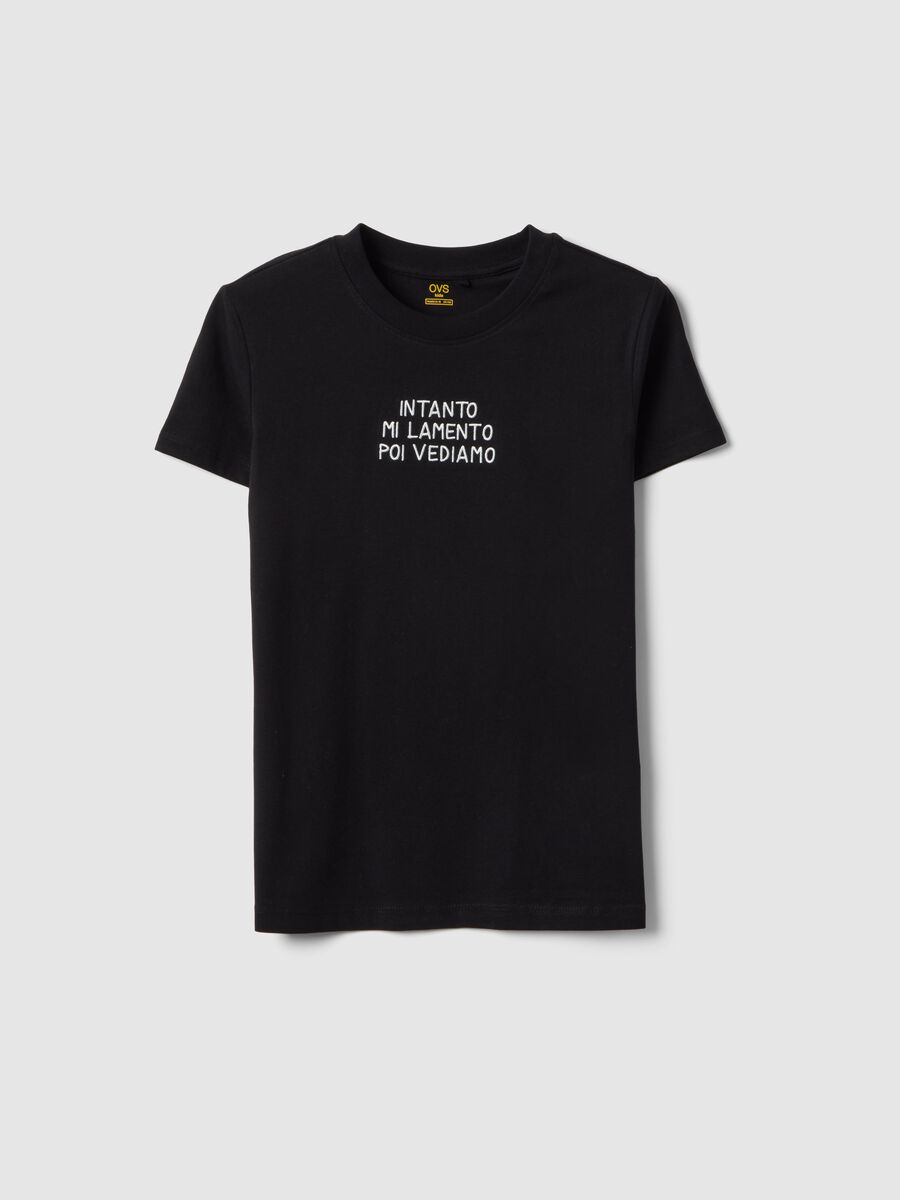 T-shirt in puro cotone nera da ragazza regular fit con scritta_0
