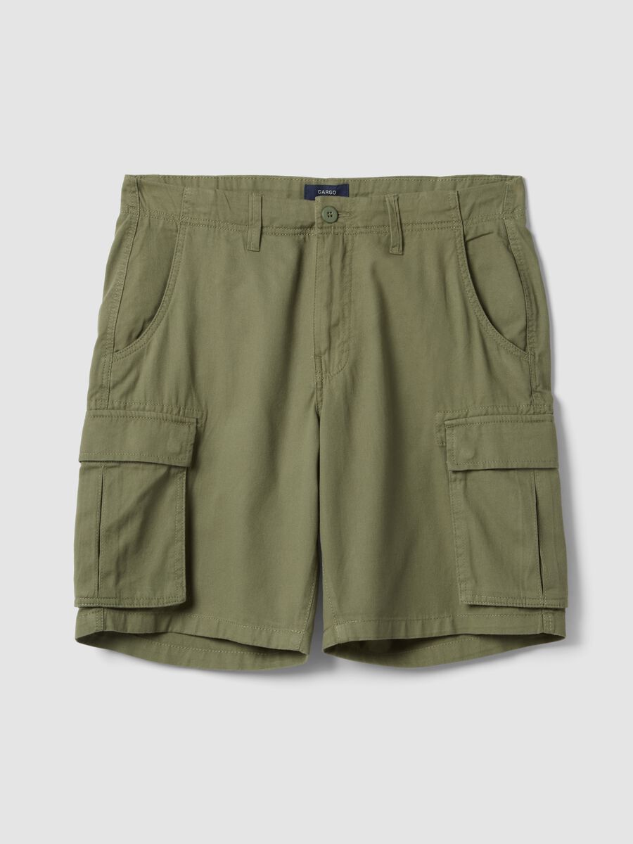 Green cotton cargo shorts in a regular fit_4