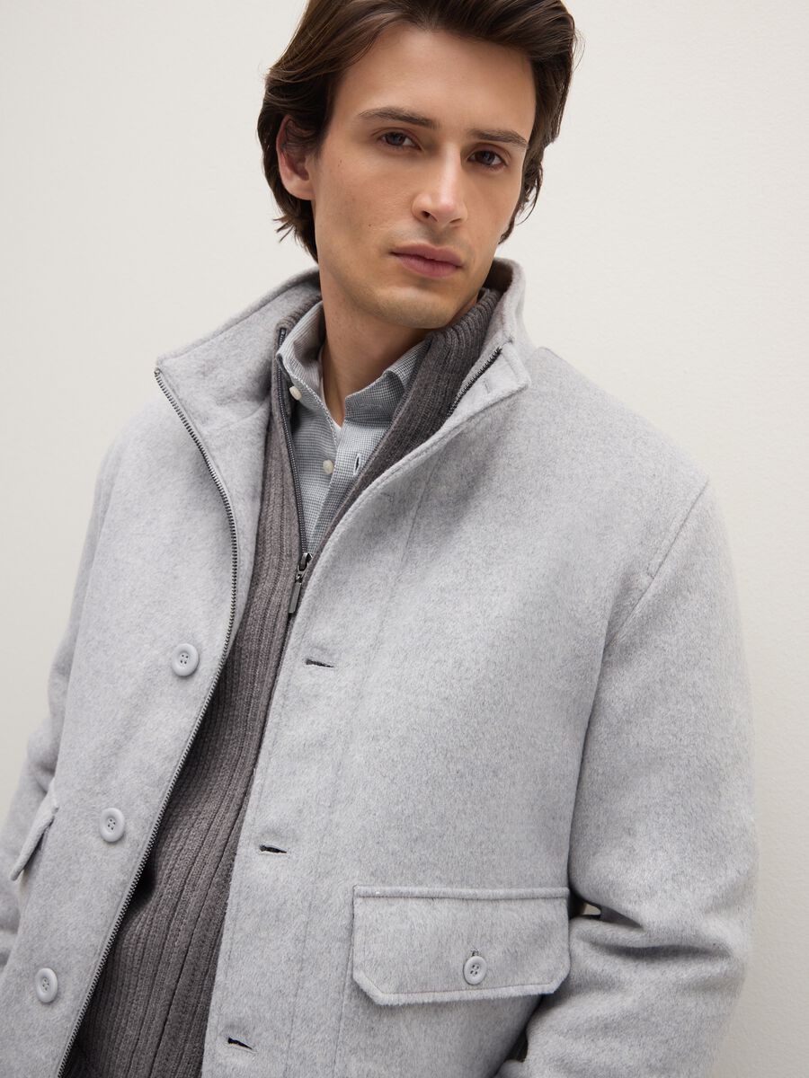 Giacca imbottita grigia regular fit con zip e bottoni_4