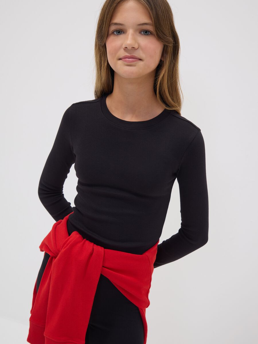 T-shirt nera in cotone organico elasticizzato con collo a costine per ragazza_1