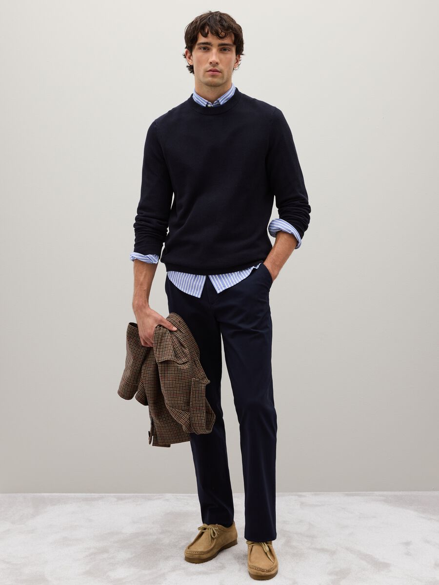 Maglione blu in cotone con collo rotondo_1