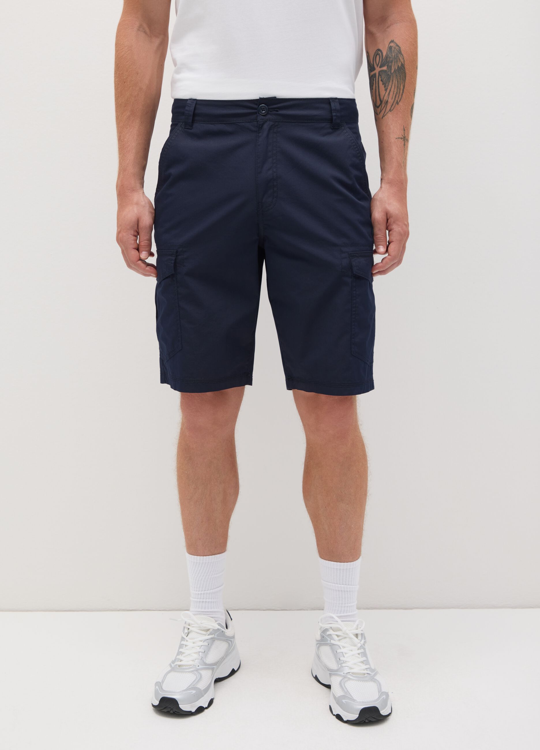 Men's blue regular fit cotton bermuda shorts with cargo pockets