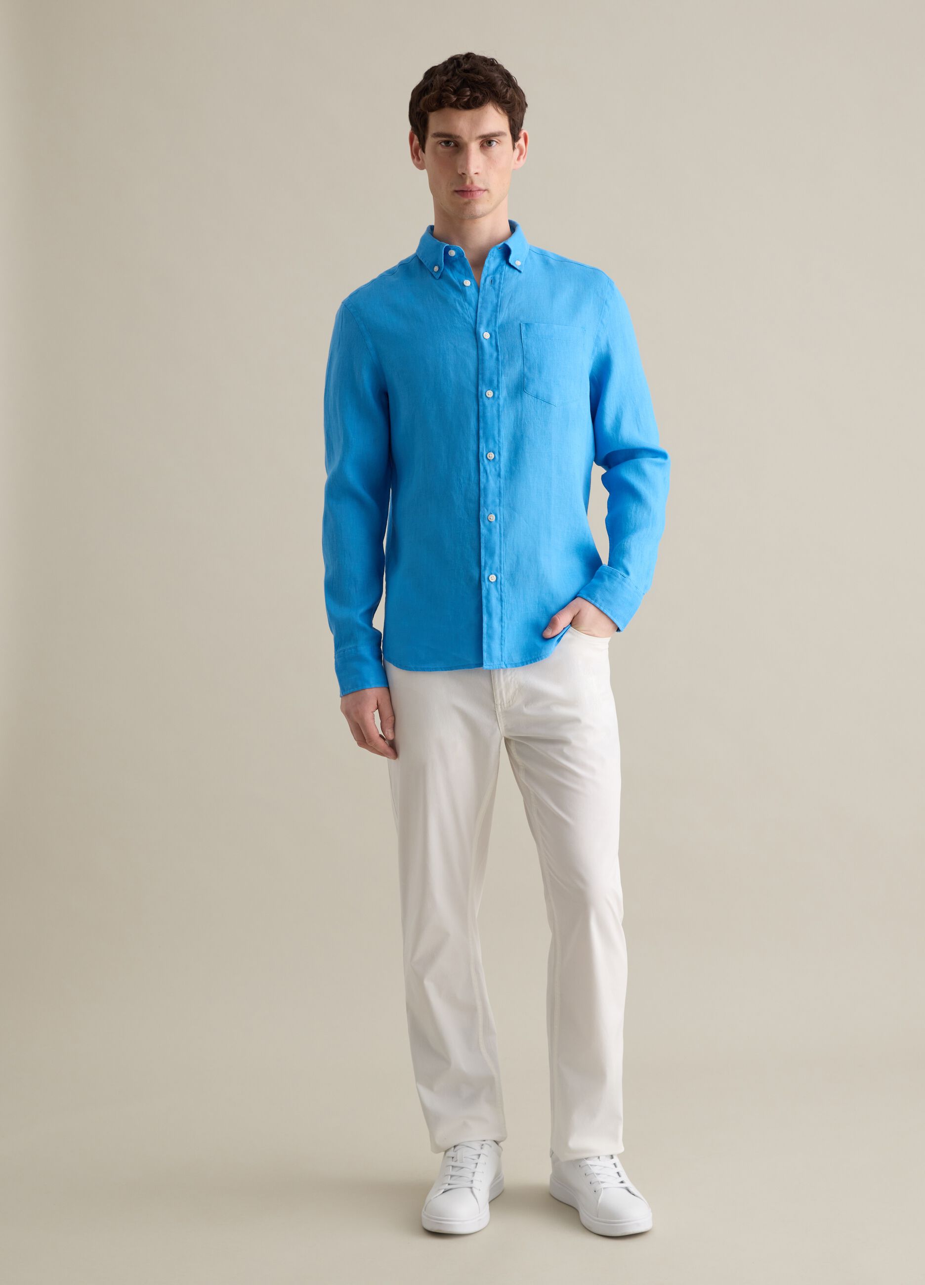 Camicia da uomo in puro lino azzurra con colletto button down