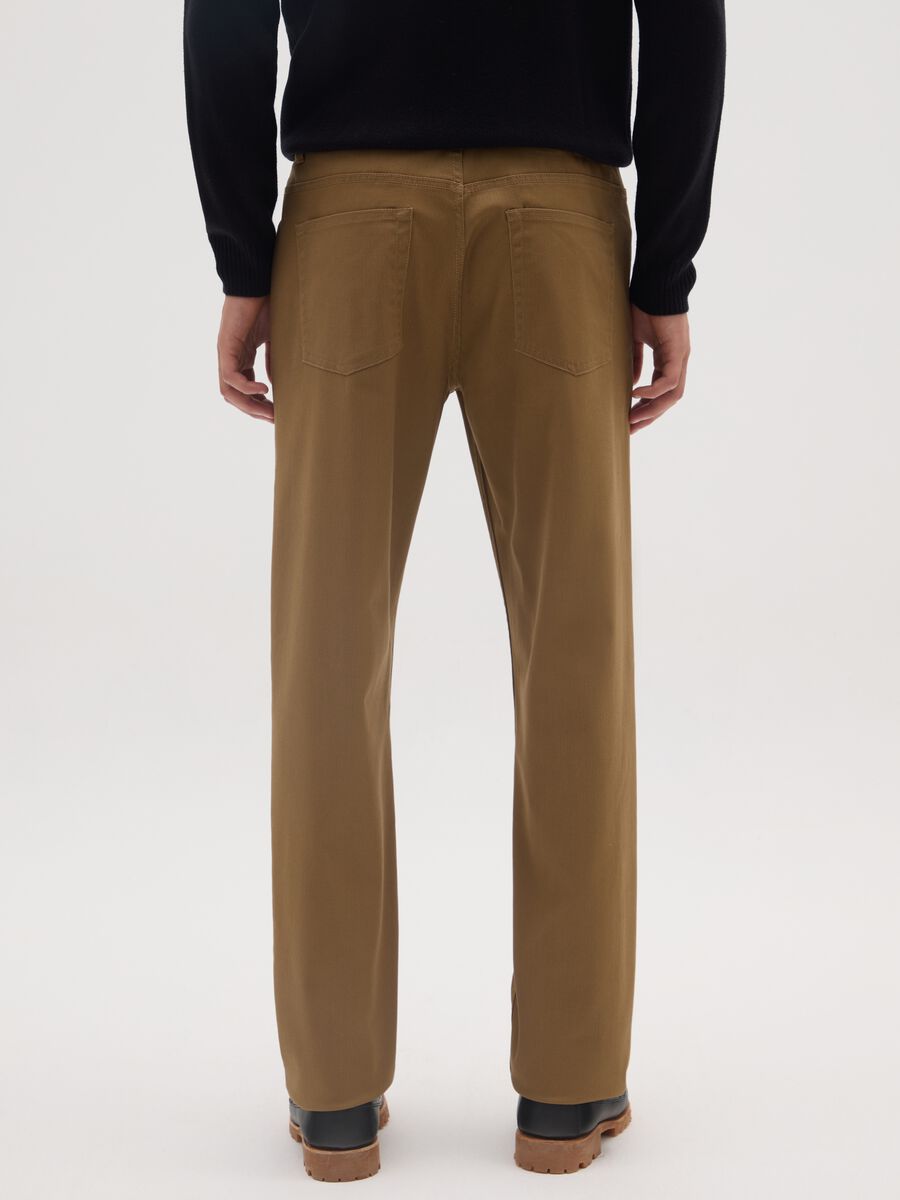 Pantaloni marroni con cinque tasche_2