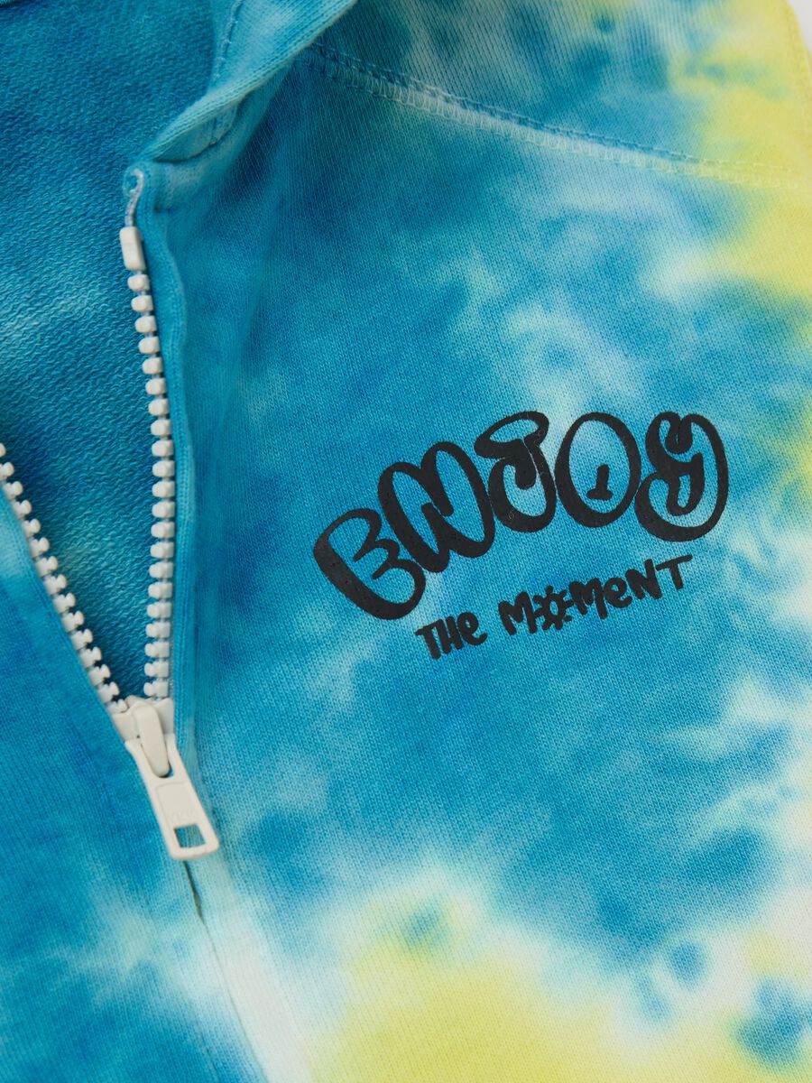 Blue and yellow full-zip sweatshirt with tie dye pattern, hood and print_3