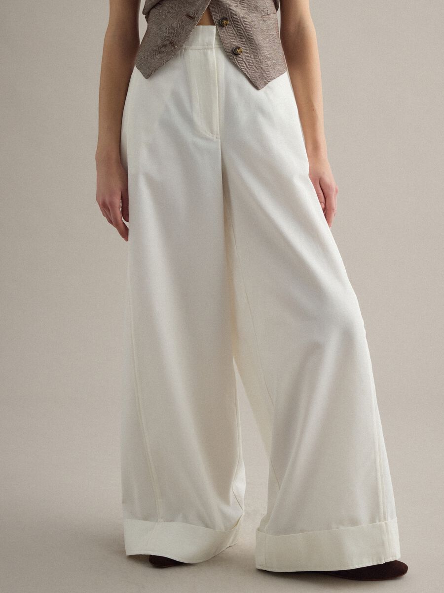 Pantaloni flare in misto cotone bianco con vita regular_2
