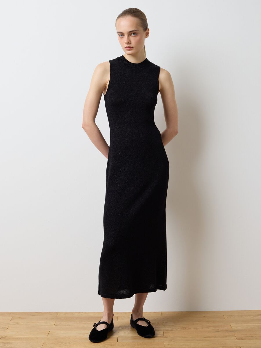 Abito lungo nero senza maniche vestibilità fitted_1