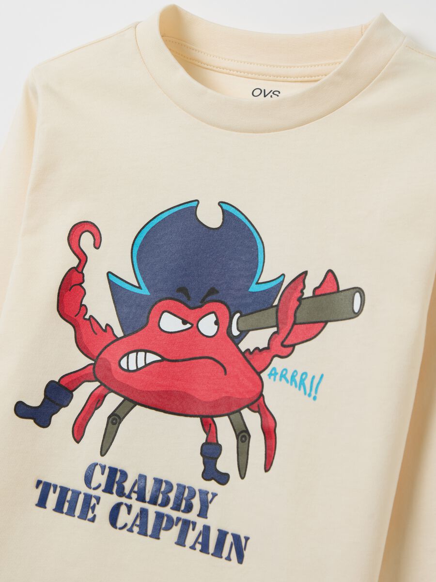 T-shirt with long sleeves and "Crabby the Captain” print_2