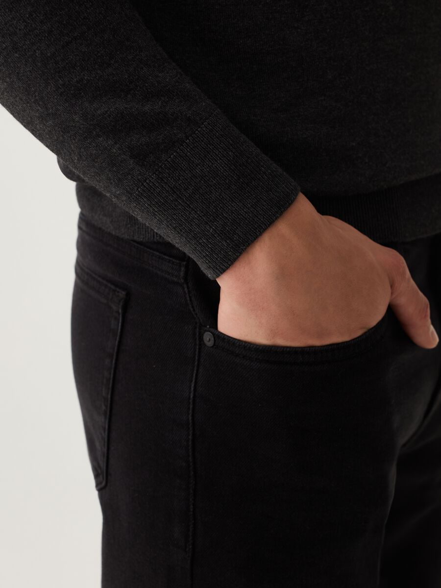 Round neck pullover_3