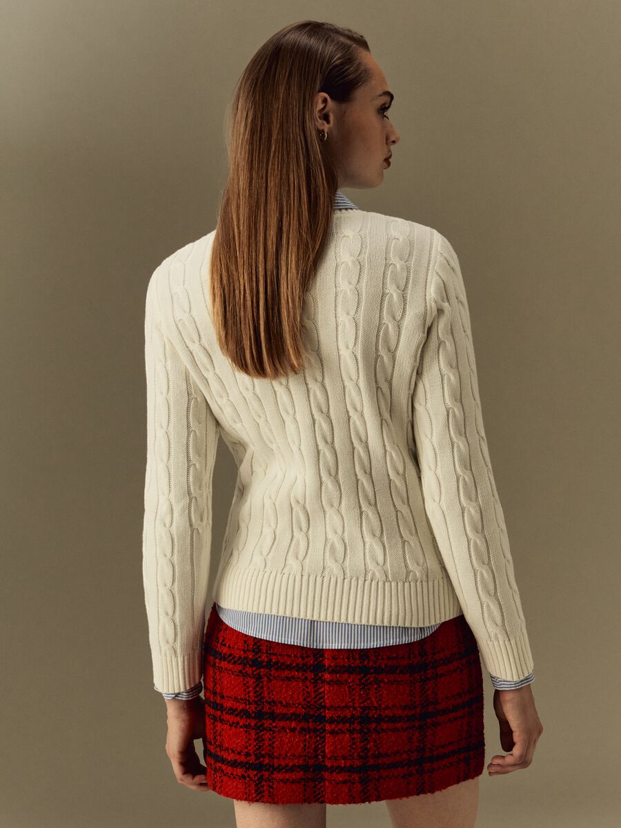 Pullover con lavorazione a treccia_2