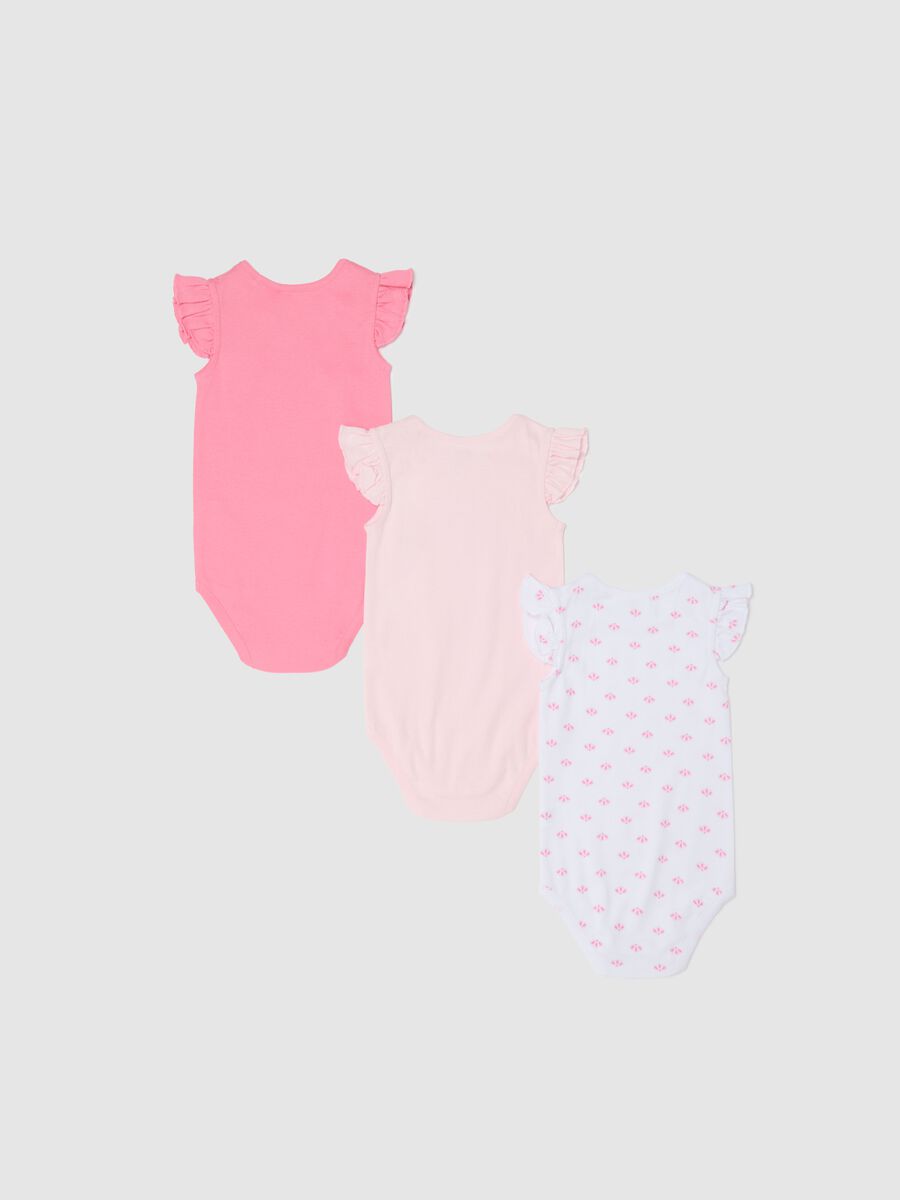 Three-pack white and pink bodysuits in organic cotton with cap sleeves_1