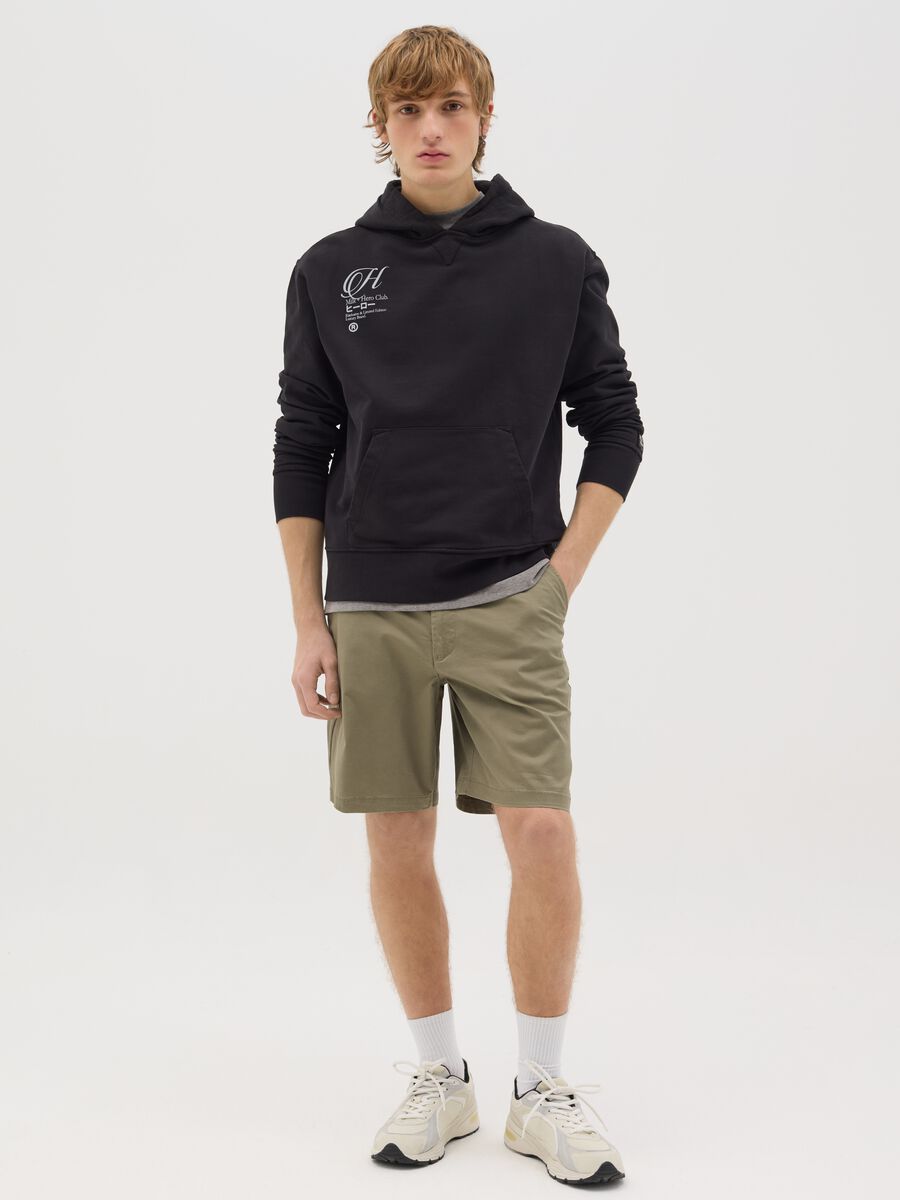 Men’s regular-fit green shorts in stretch cotton_0