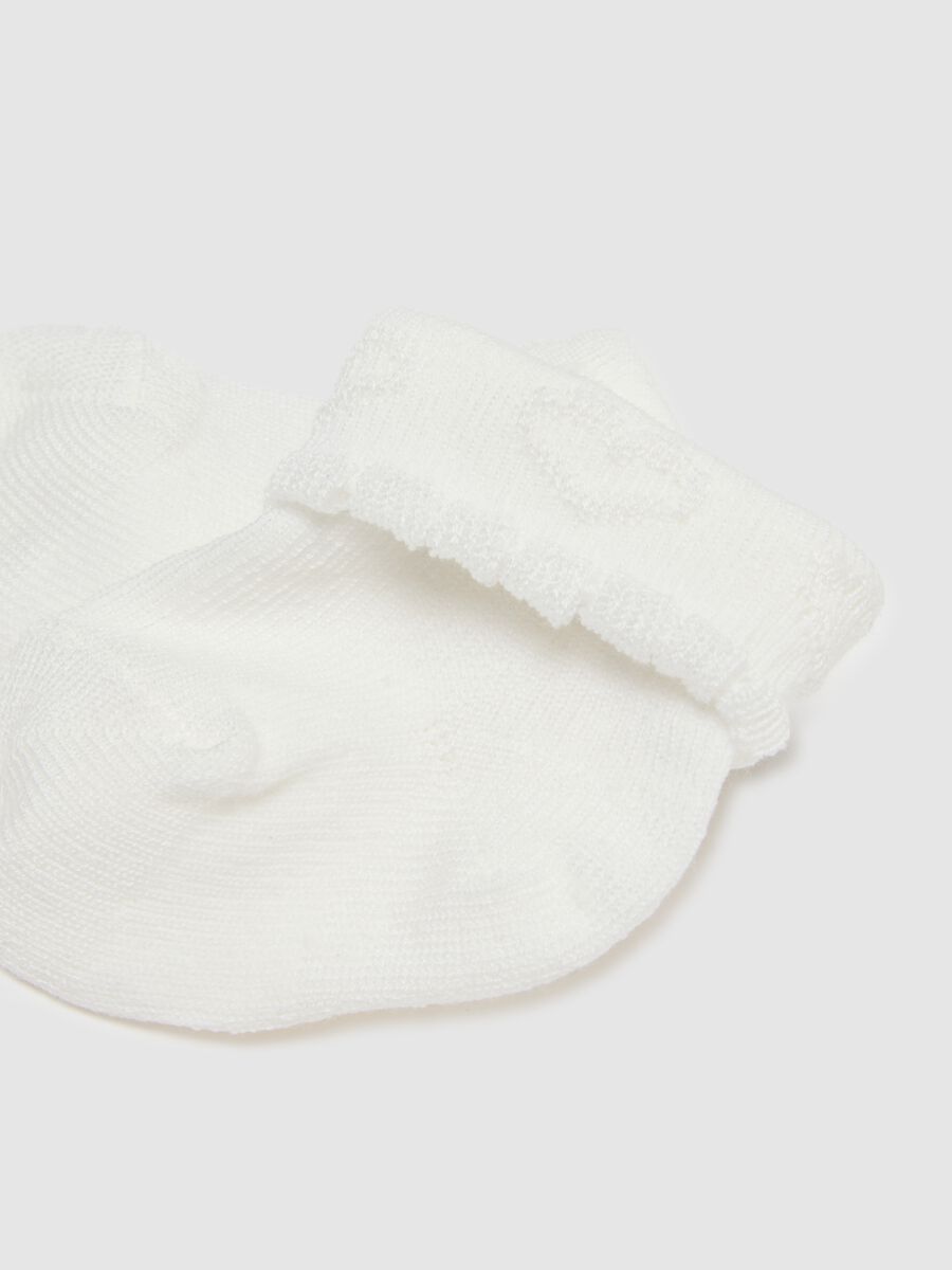 White stretch cotton blend newborn booties_1