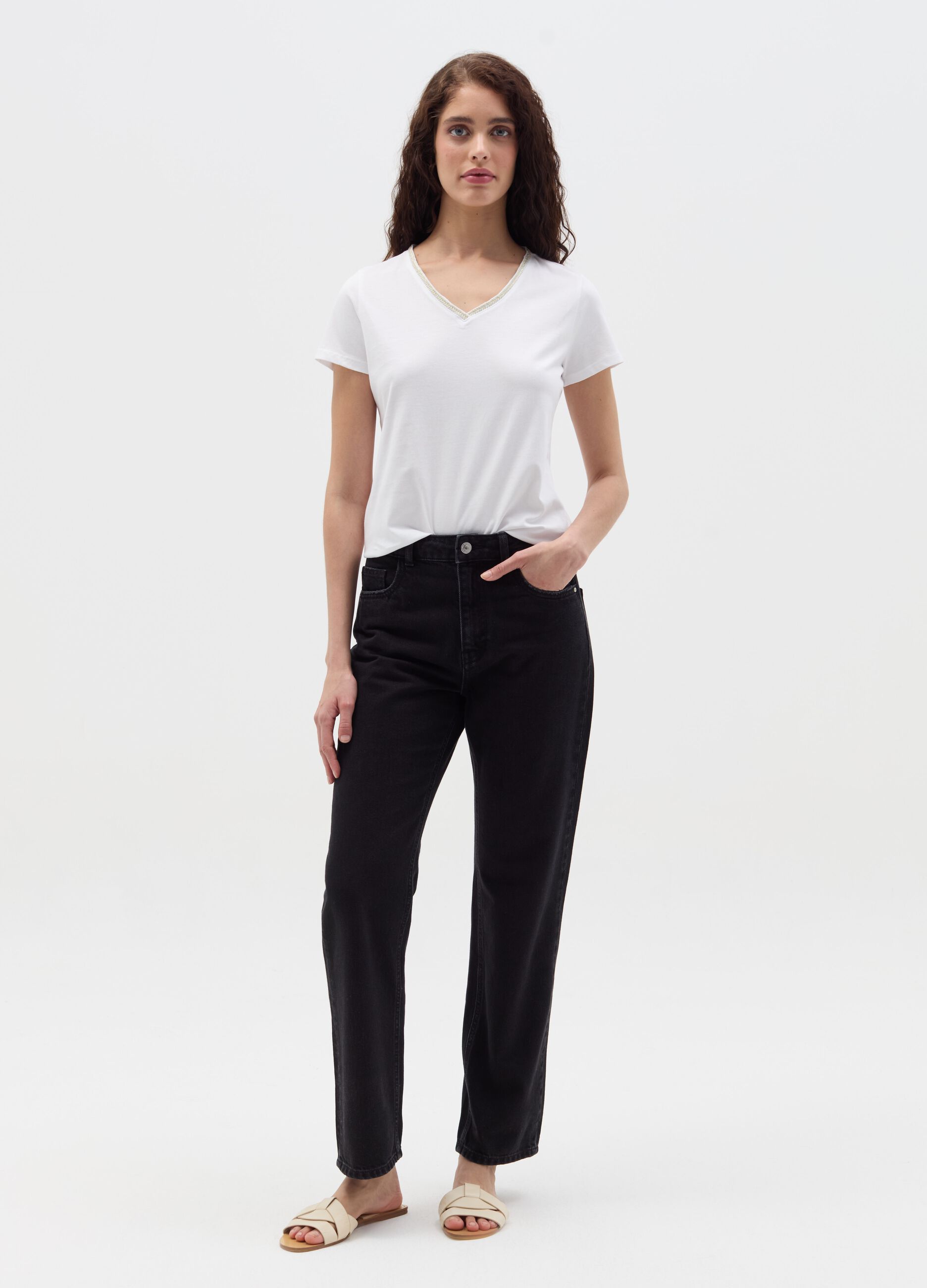 T-shirt with V neck and application