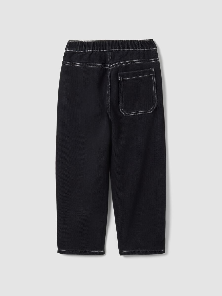 Jogger nero in misto cotone e viscosa con vita elasticizzata per bambino_1
