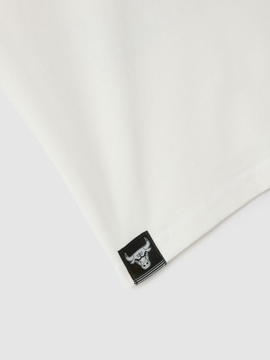 T-shirt da bambino in puro cotone bianca oversize con logo Chicago Bulls_2