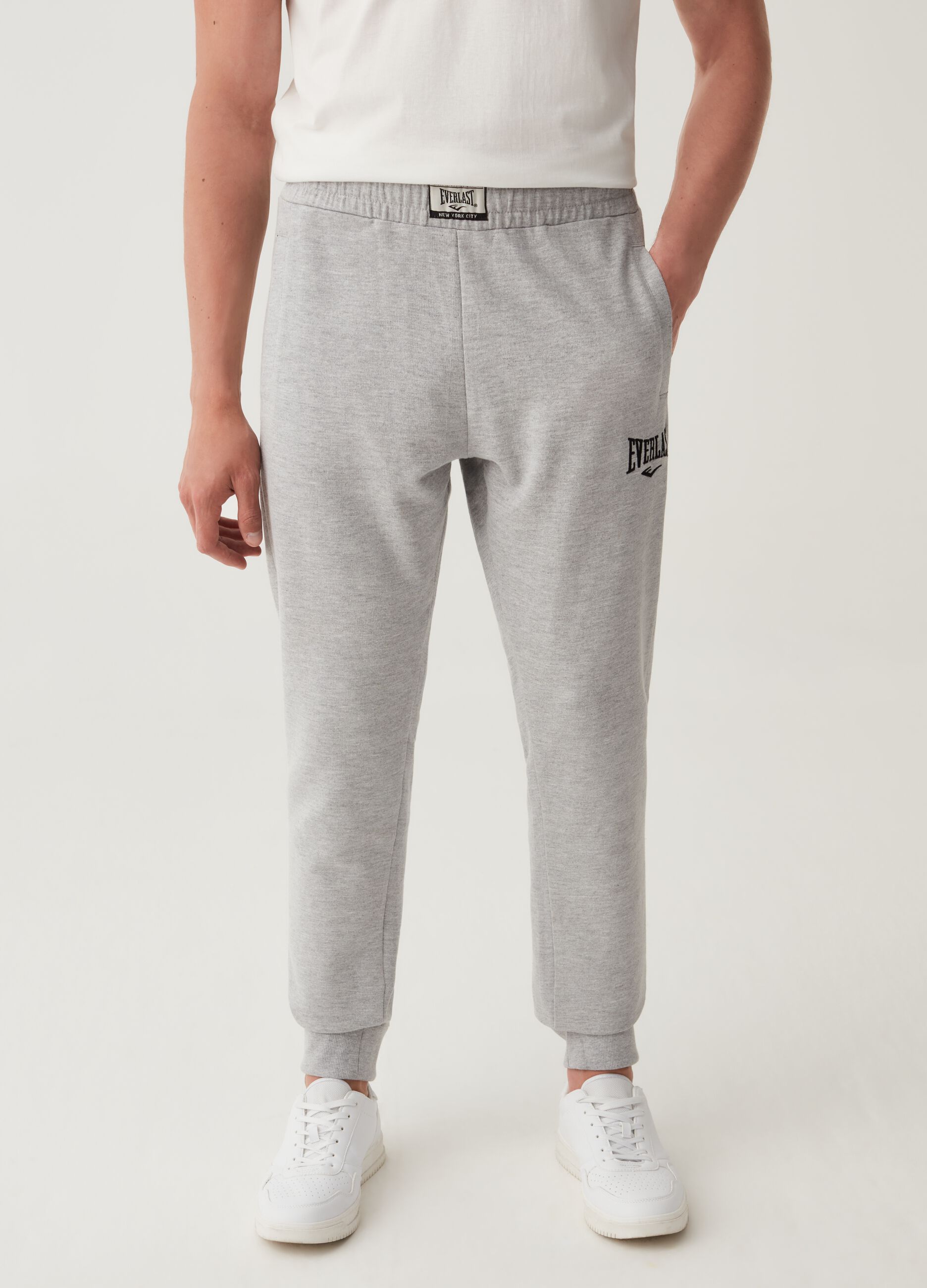 Plush joggers with Everlast embroidery