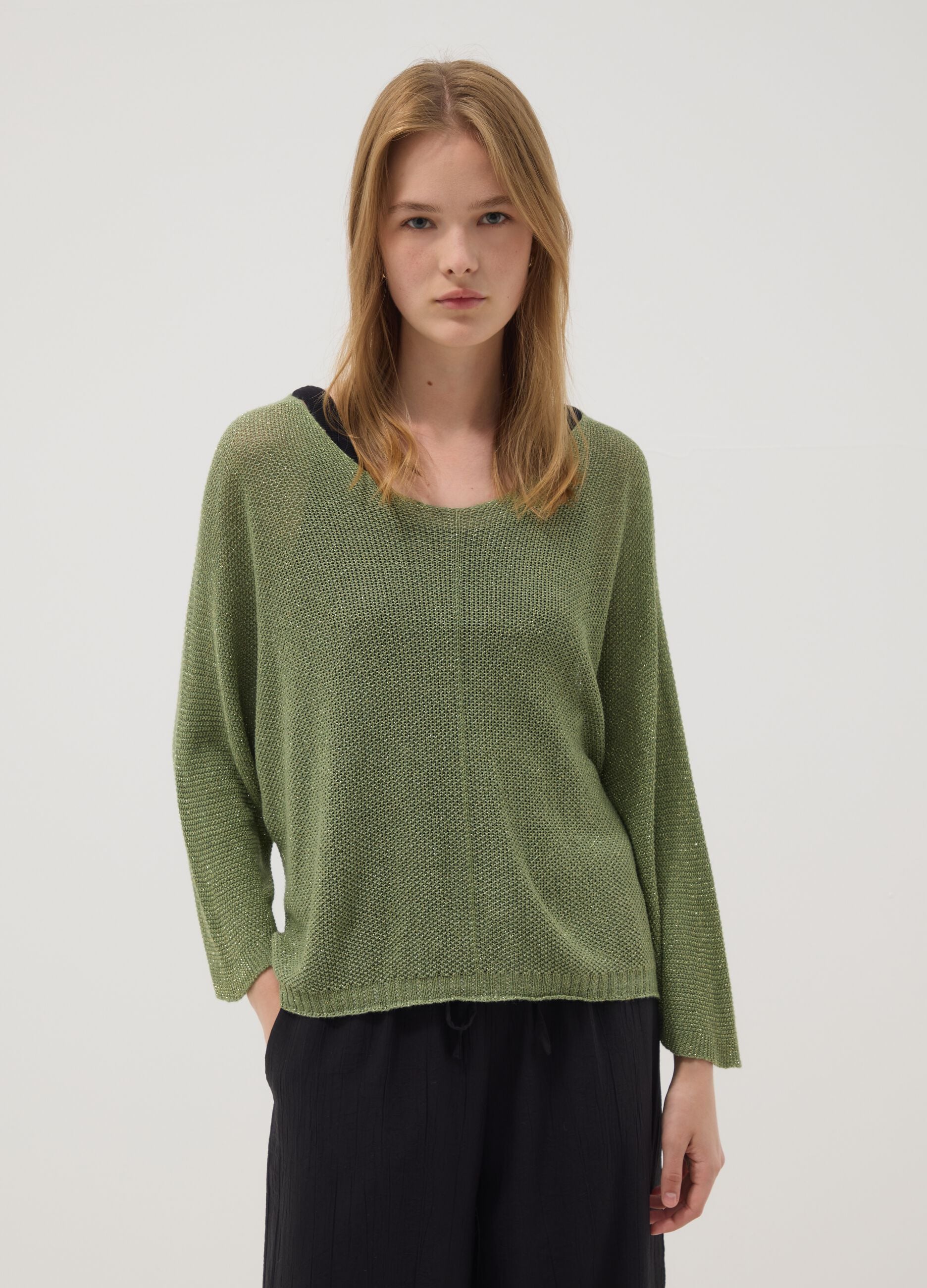 Green V-neck top in viscose and linen blend
