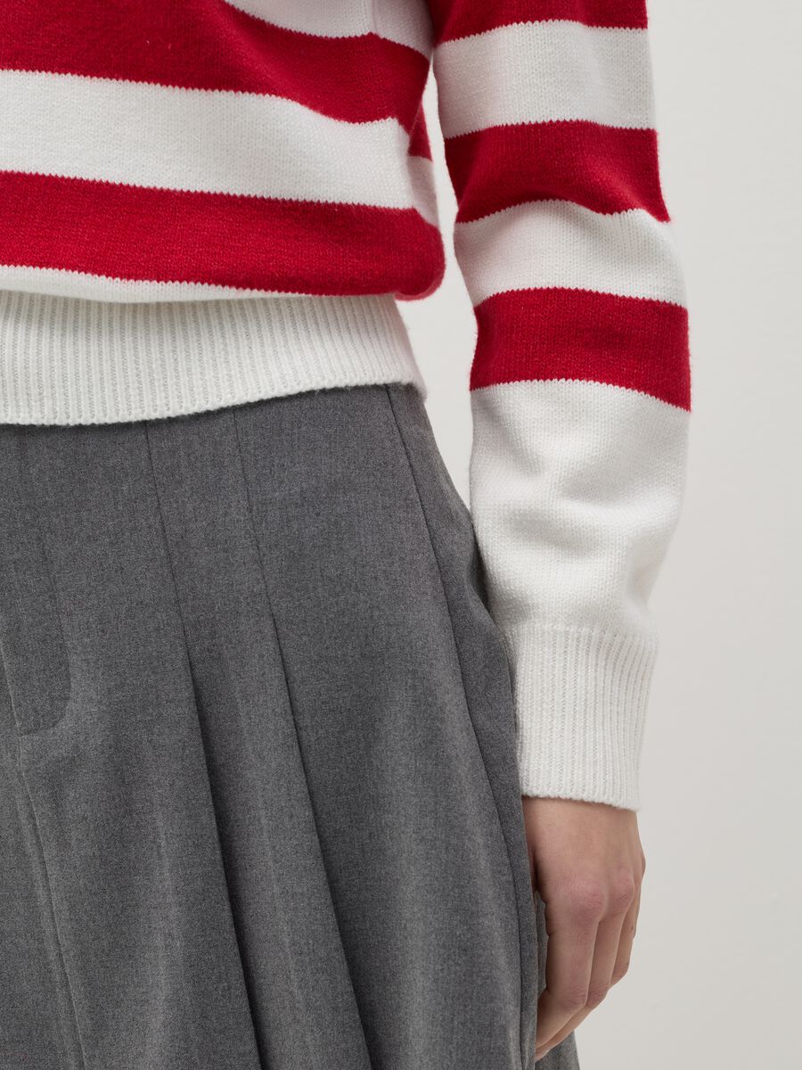 Top with red and white stripes and polo neck_3