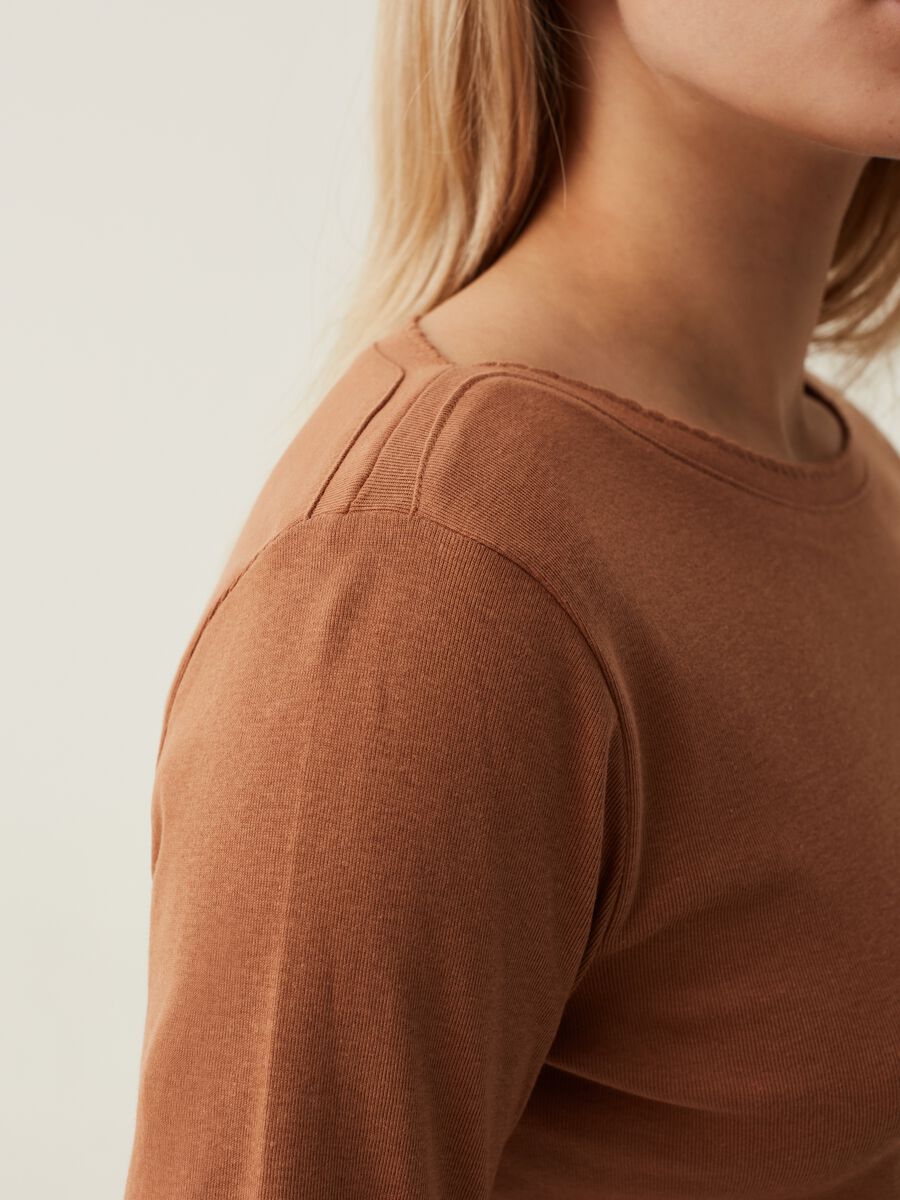 T-shirt with boat neck and scalloped trim_3