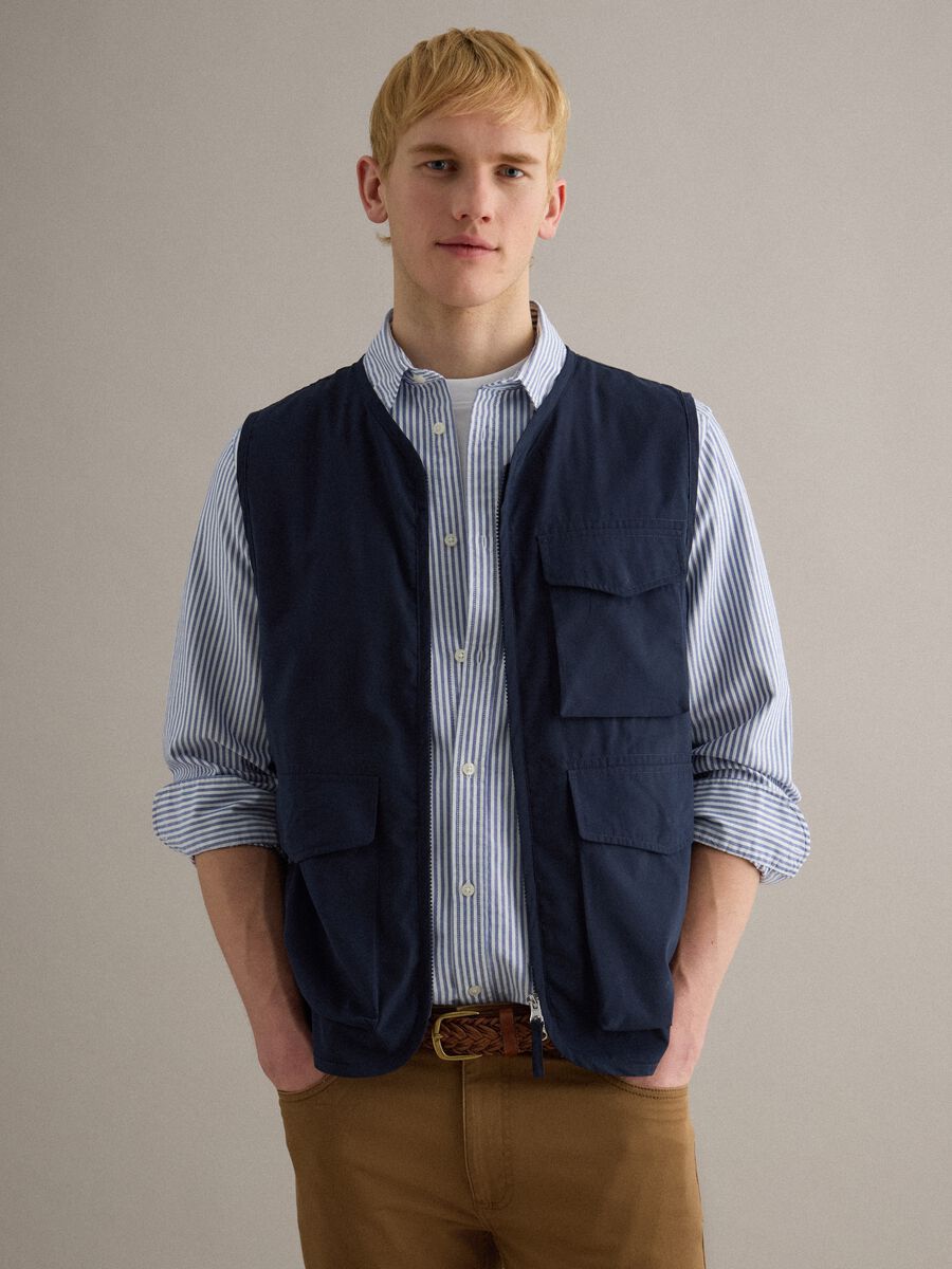 Gilet blu regular fit con zip e tasche frontali_0