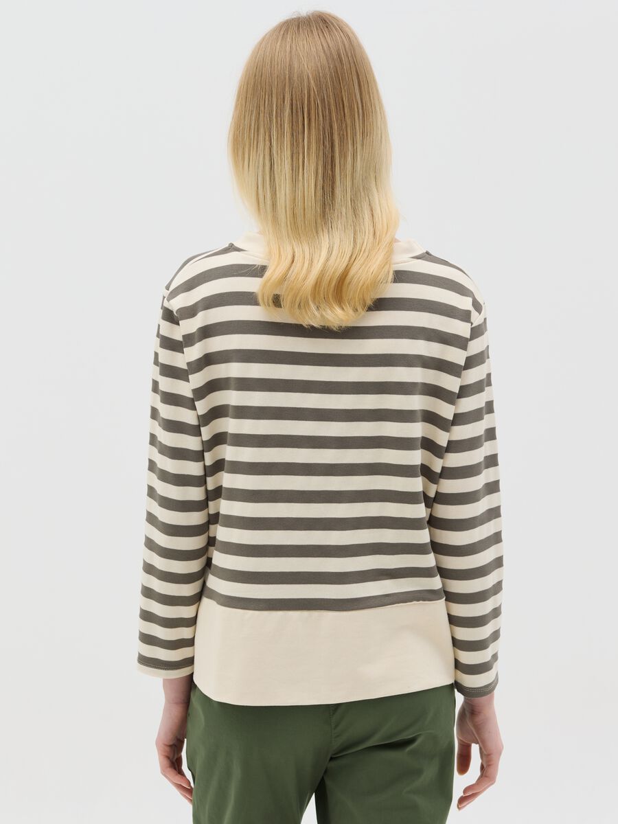 Beige and green striped top with long sleeves_3