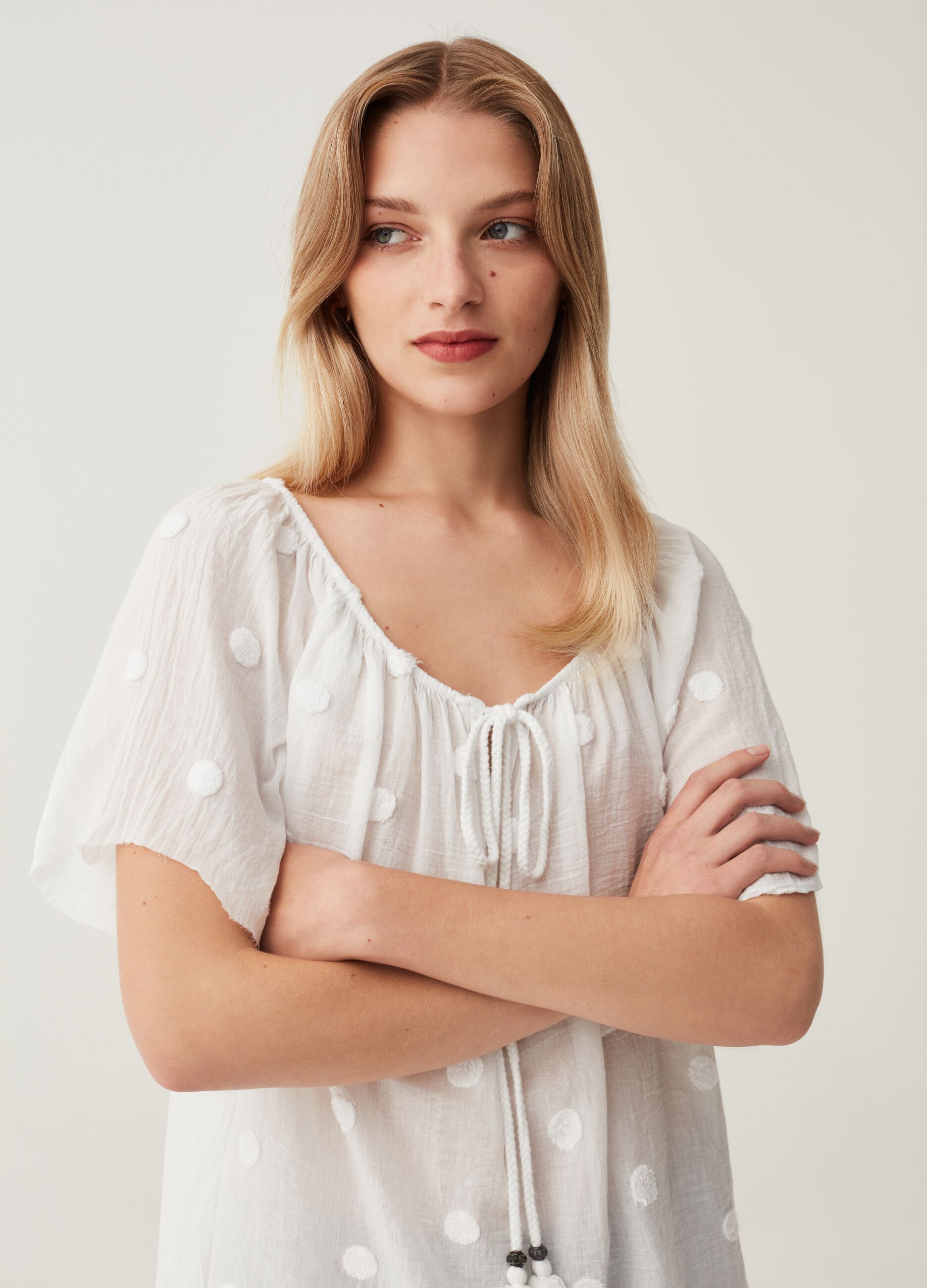 Blusa con ricamo a pois Hybrid_1