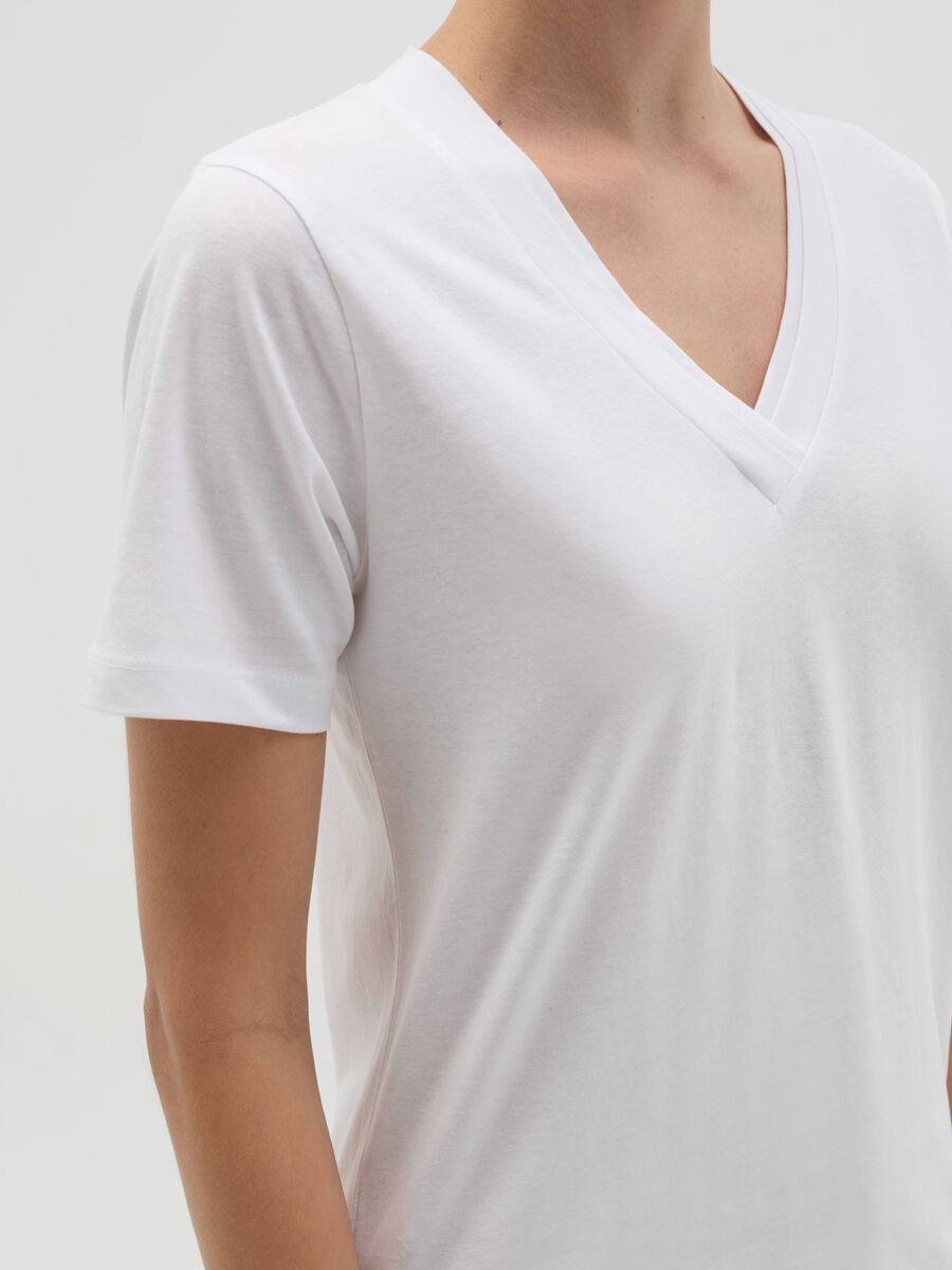 White T-shirt with V neck_2