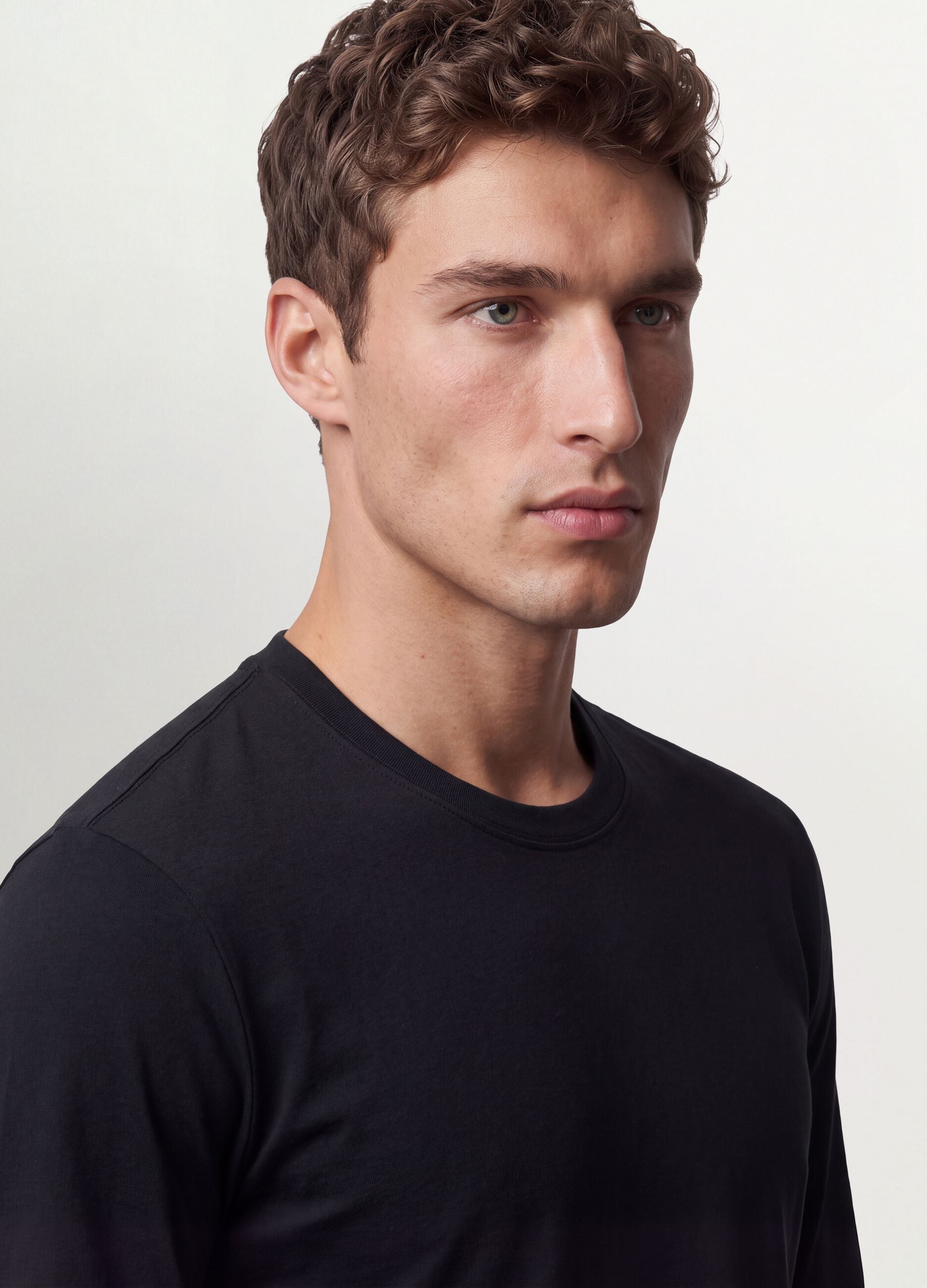 Black long-sleeve T-shirt in 100% organic cotton with crew neck