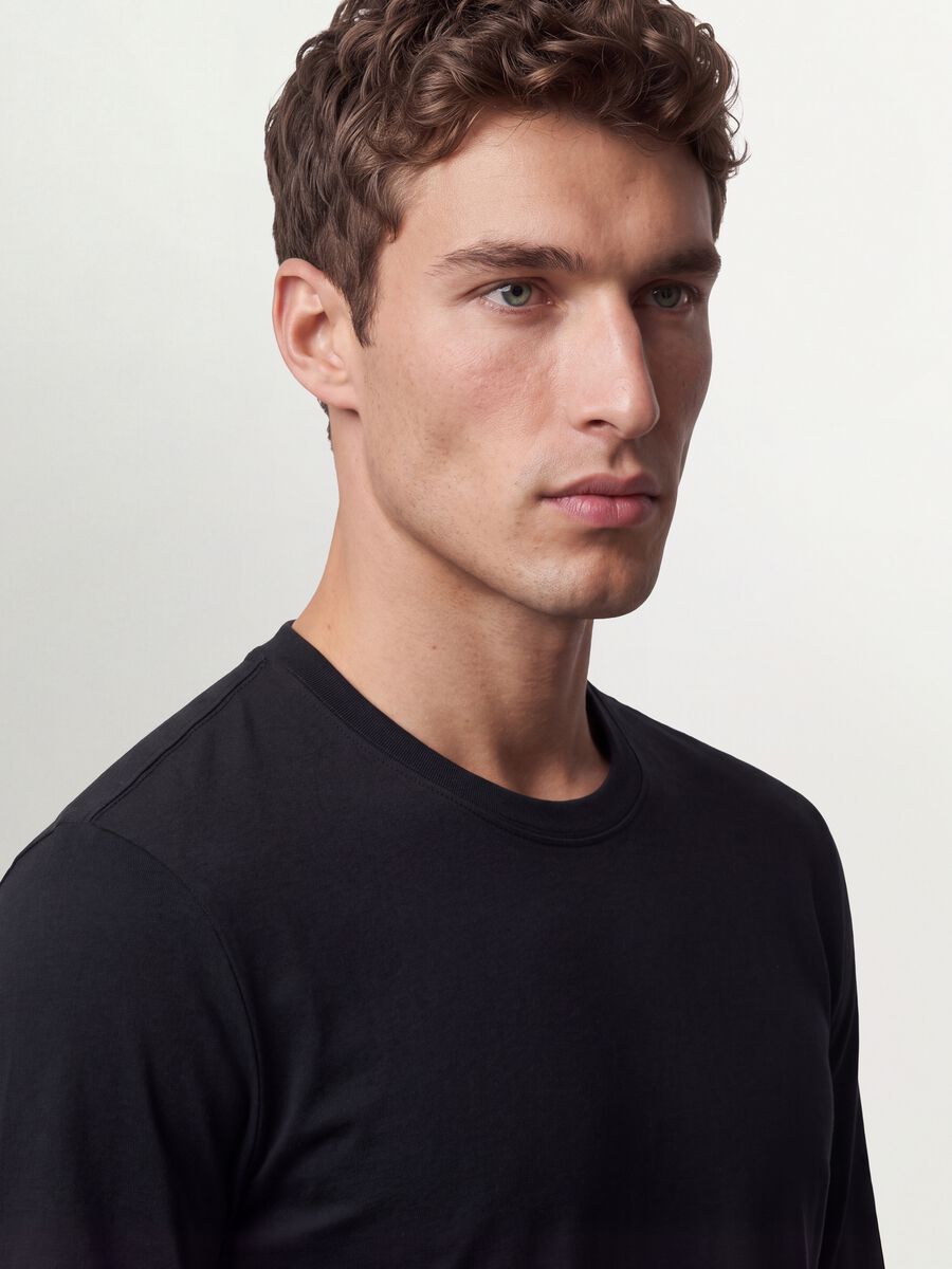T-shirt nera a maniche lunghe in puro cotone organico con girocollo_2