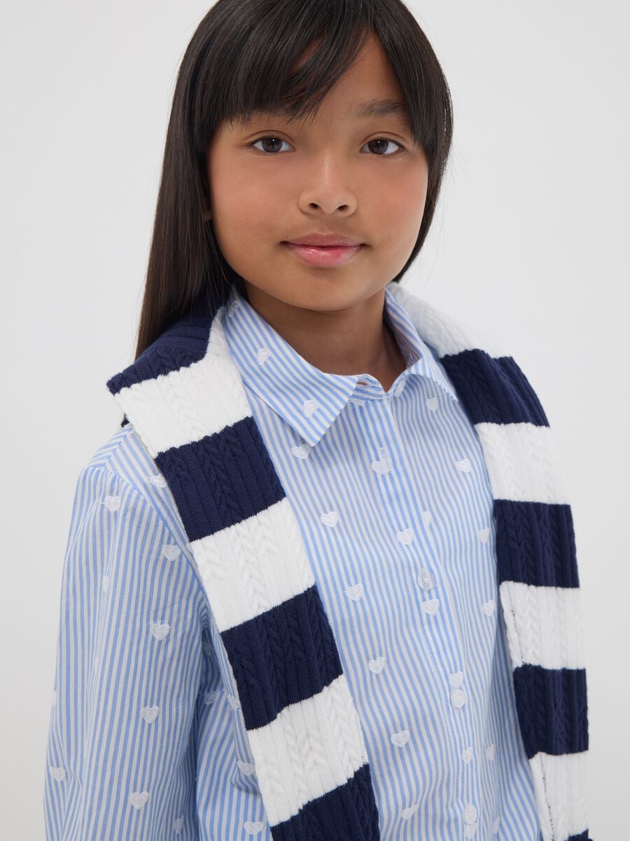Camicia azzurra a righe in puro cotone con cuori per ragazza_2