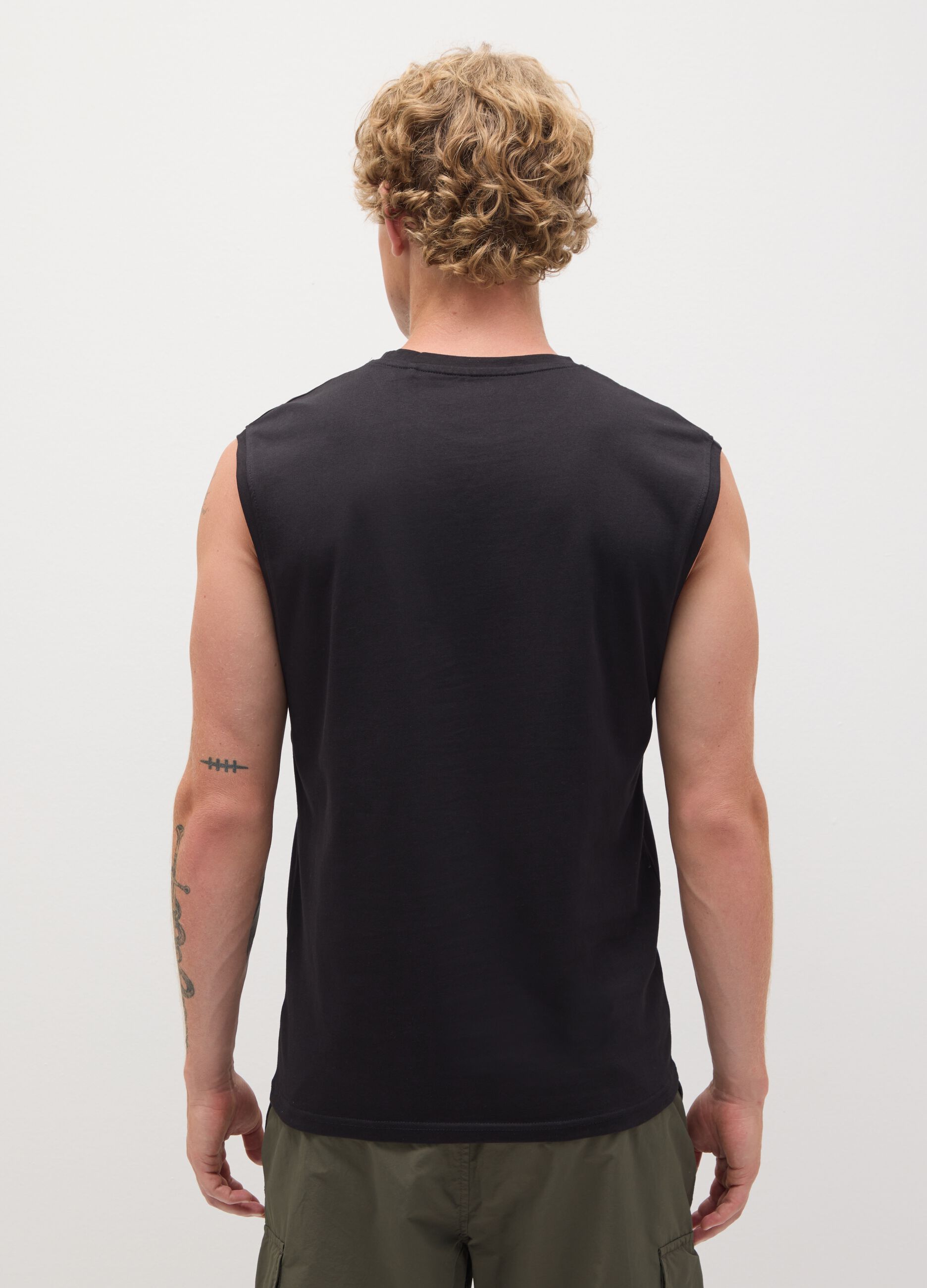 Men’s black regular-fit vest top in 100% cotton with embroidery