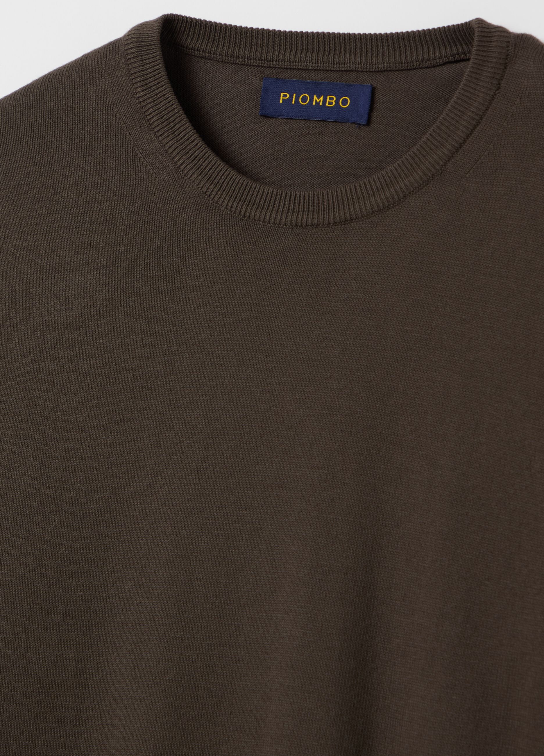 Solid colour pullover with round neck