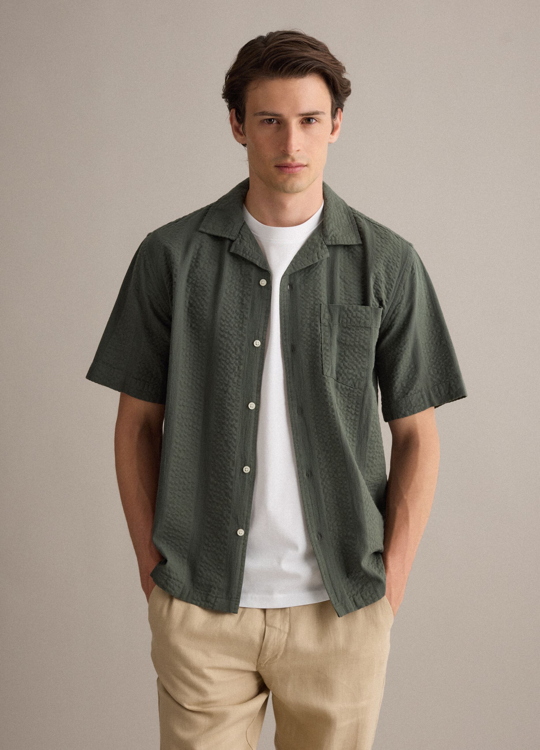 Green short-sleeve pure organic cotton shirt with bowling collar, regular fit