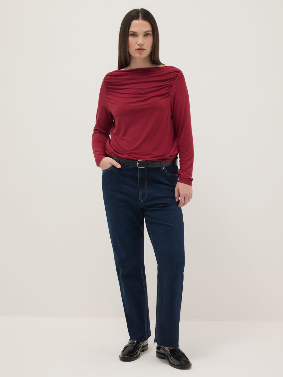 Maglia lunga in viscosa elasticizzata rossa regular fit con collo a barca_2