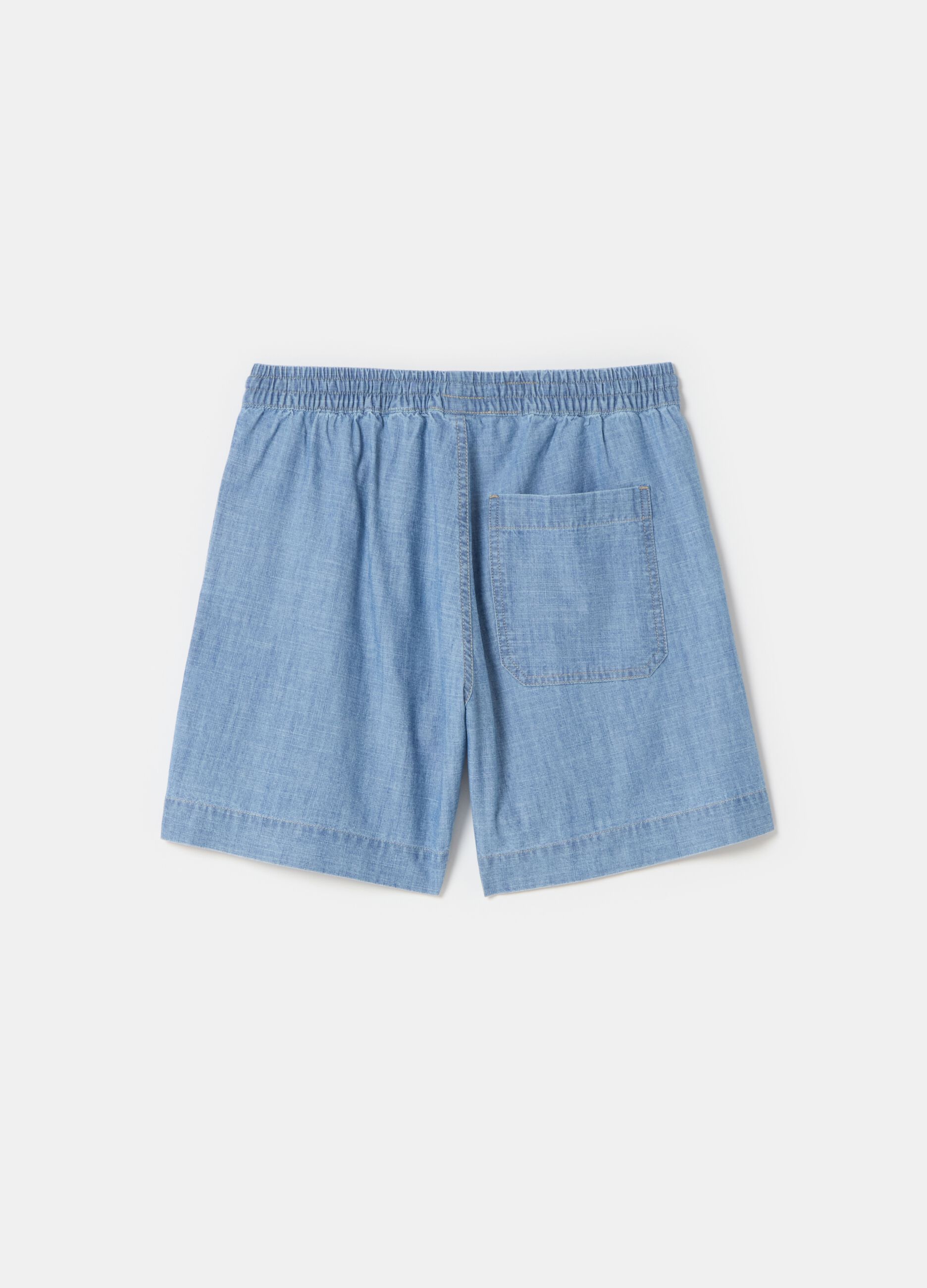 Shorts in denim fluido con tasche